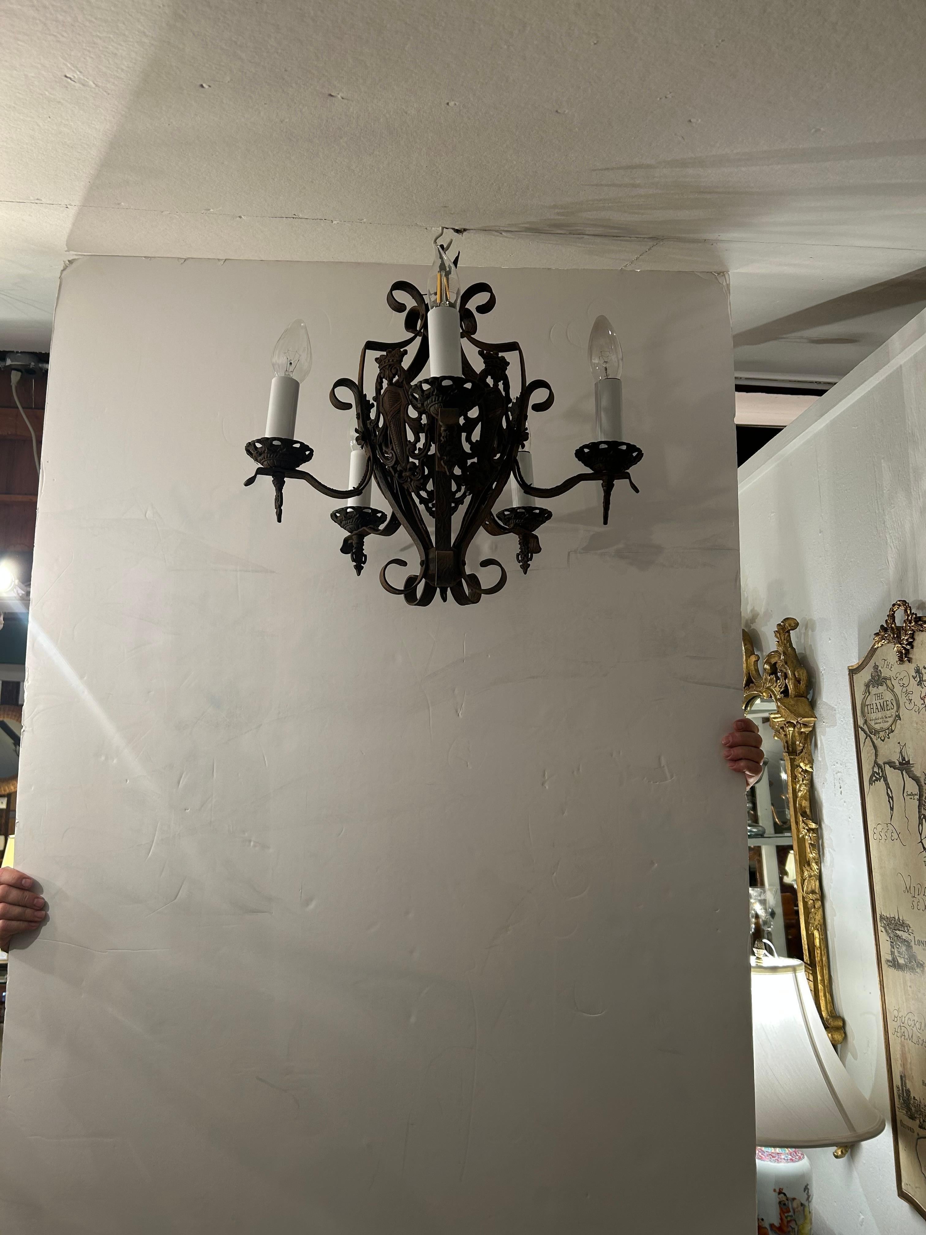 Lampadario araldico inglese in ferro vintage in vendita 2