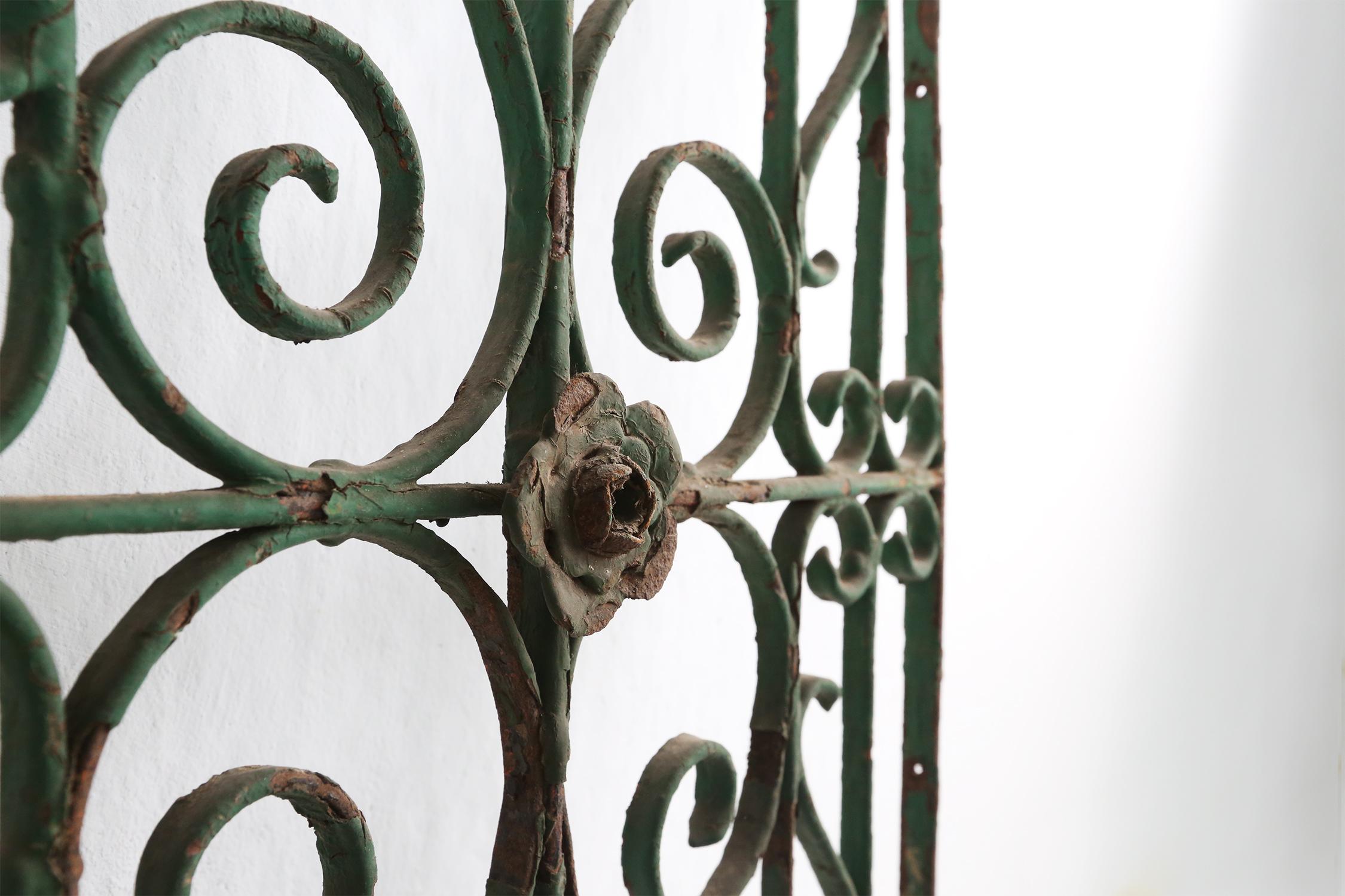 Art Deco wall decoration in cast iron with great patina.
Has a dark green color and has some nice flower details in the middle of each piece.

can be used as a fence.

Dimensions are per piece.