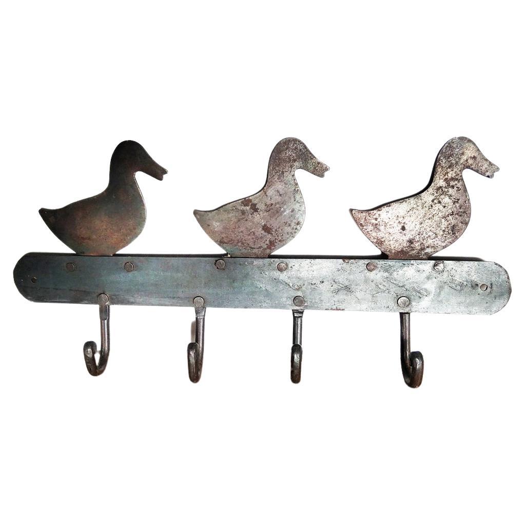 Iron wall hanging in the shape of ducks with 3 hangers
 It is a pendant made of wrought iron. It is a piece in the shape of 3 ducks and has 4 pendants.
 It is a pendant, hanger, or coat rack ideal for hanging any object or utensils
 It is very