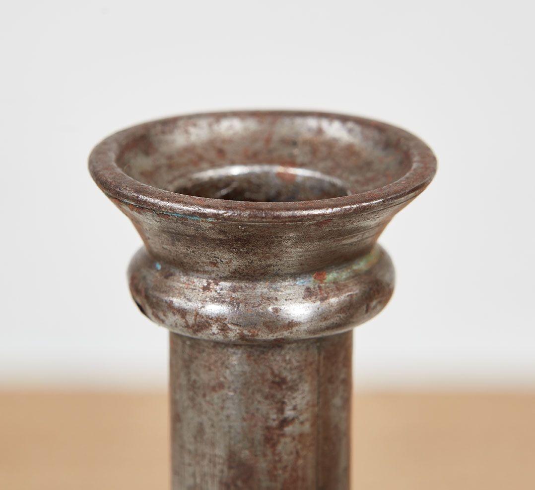 Ein Paar eiserne Kerzenständer mit industrieller Patina und mit nützlichem originalem Hochschiebemechanismus.  Zu den dekorativen Merkmalen gehören eine ausgestellte Bobeche, 