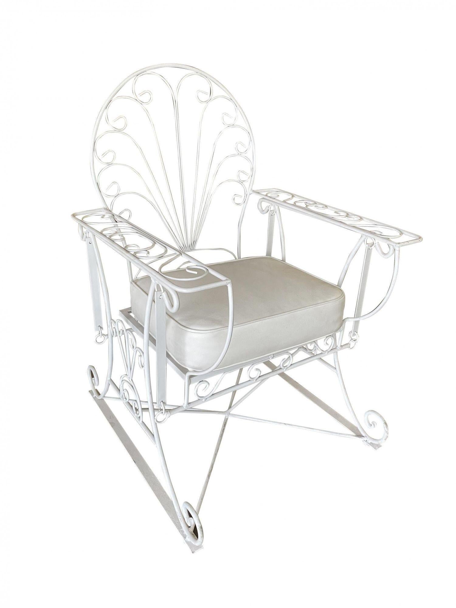 Coppia originale di sedie a dondolo per patio/esterno in filo di ferro in stile Woodard degli anni '50, con schienale e braccioli a scorrimento. La seduta è sospesa a quattro punti dai braccioli che costituiscono la base della sedia.