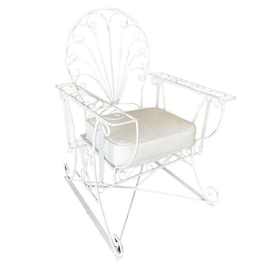 Sedia a dondolo da giardino/esterno in filo di ferro con braccioli a scorrimento, coppia In condizioni ottime in vendita a Van Nuys, CA