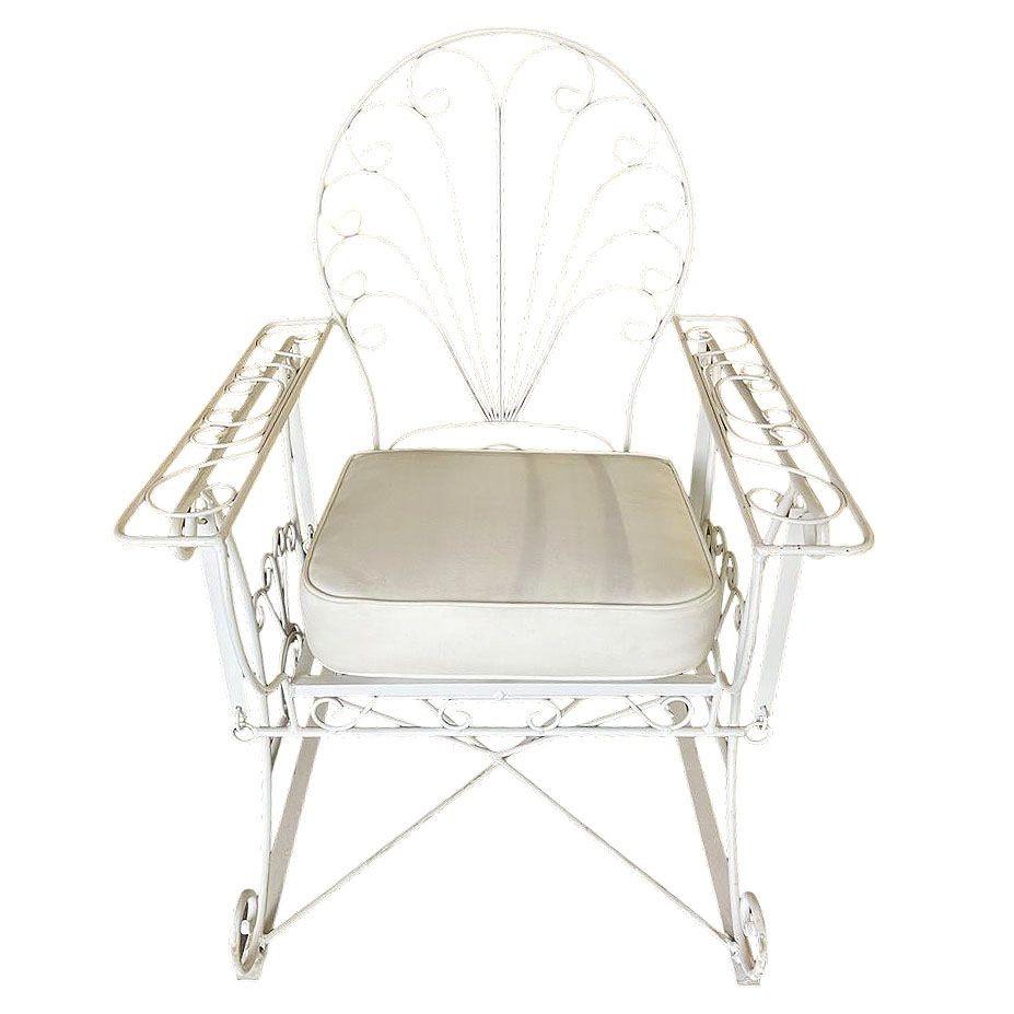 Metà XX secolo Sedia a dondolo da giardino/esterno in filo di ferro con braccioli a scorrimento, coppia in vendita