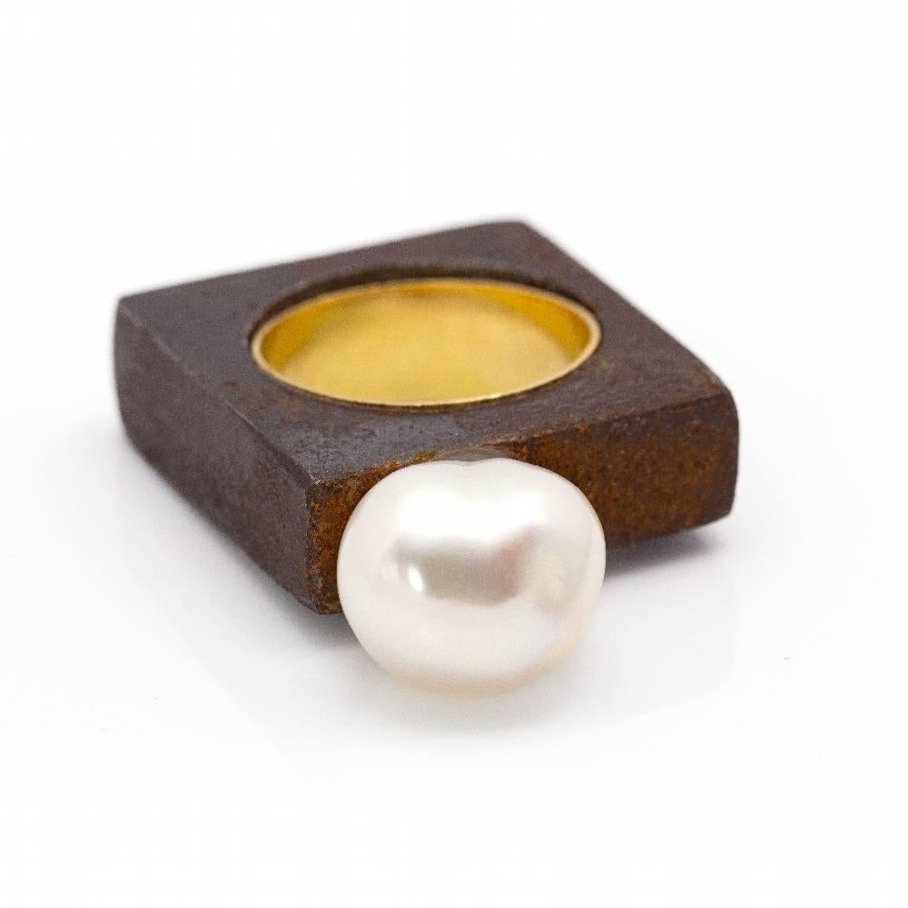 IRON Yellow Gold and Baroque Pearl Ring For Sale 2