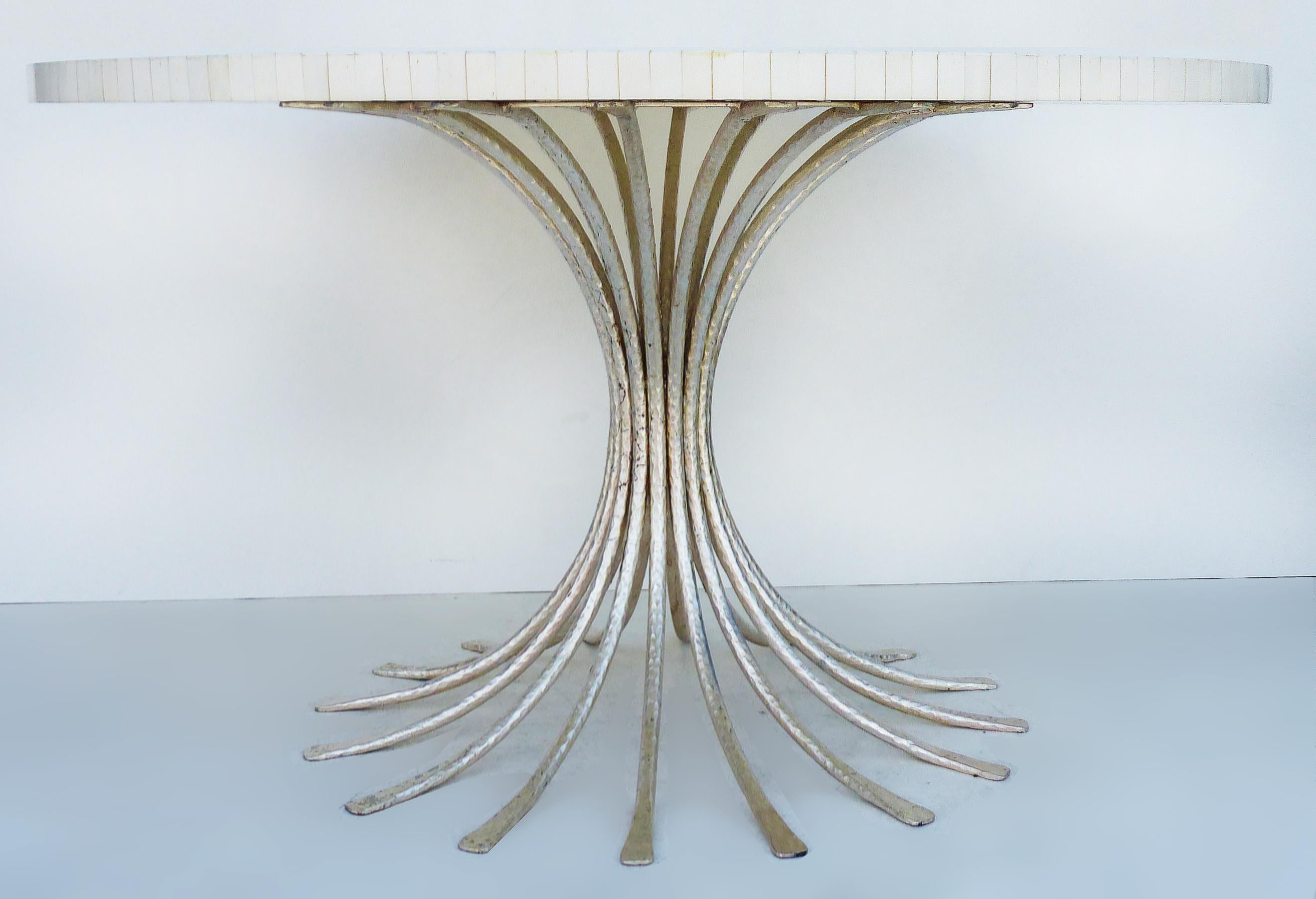 Mesa de metal dorado con tapa de hueso teselado Ironies Silver Regencia de Hollywood en venta