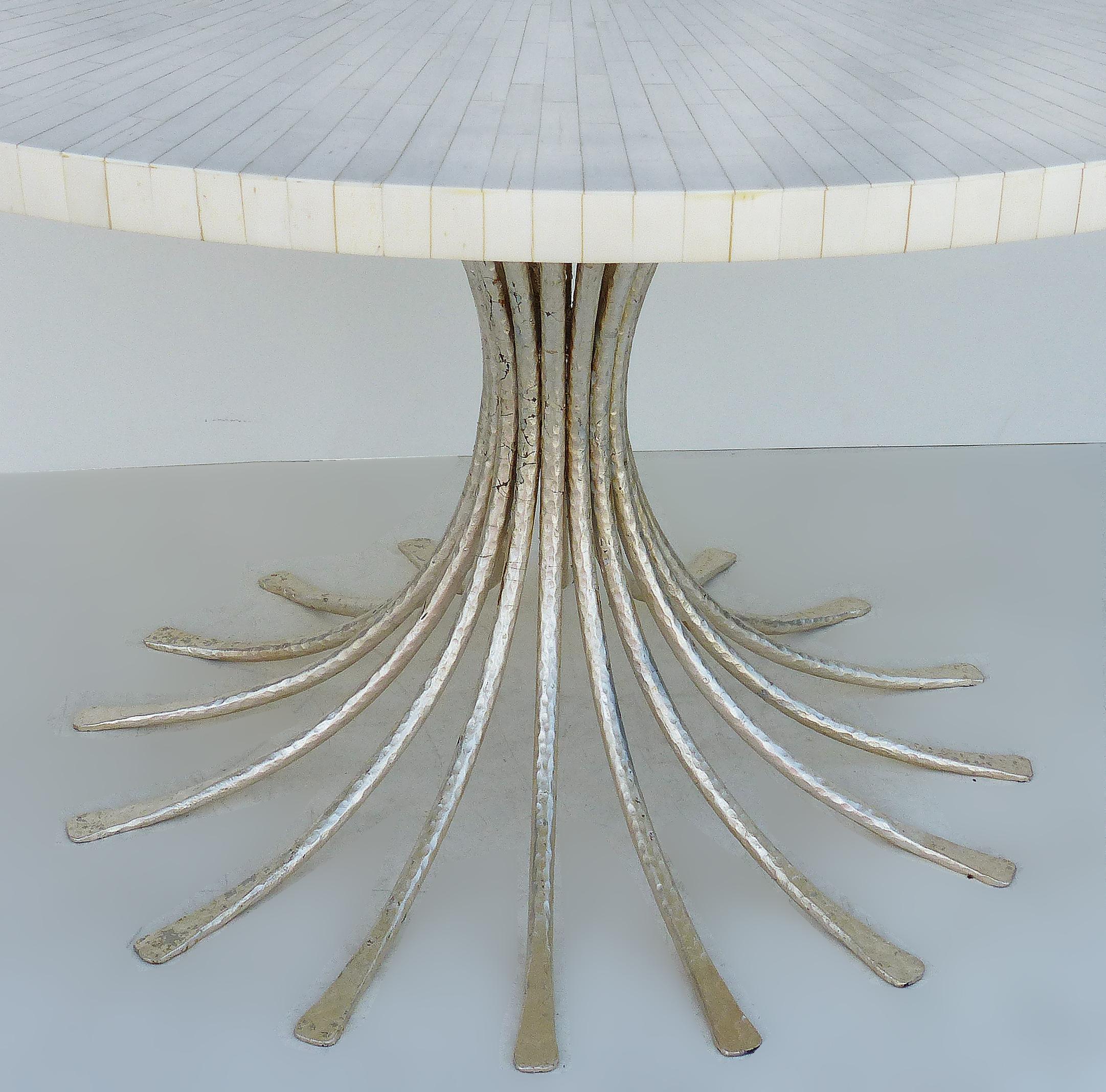 Mesa de metal dorado con tapa de hueso teselado Ironies Silver Dorado en venta