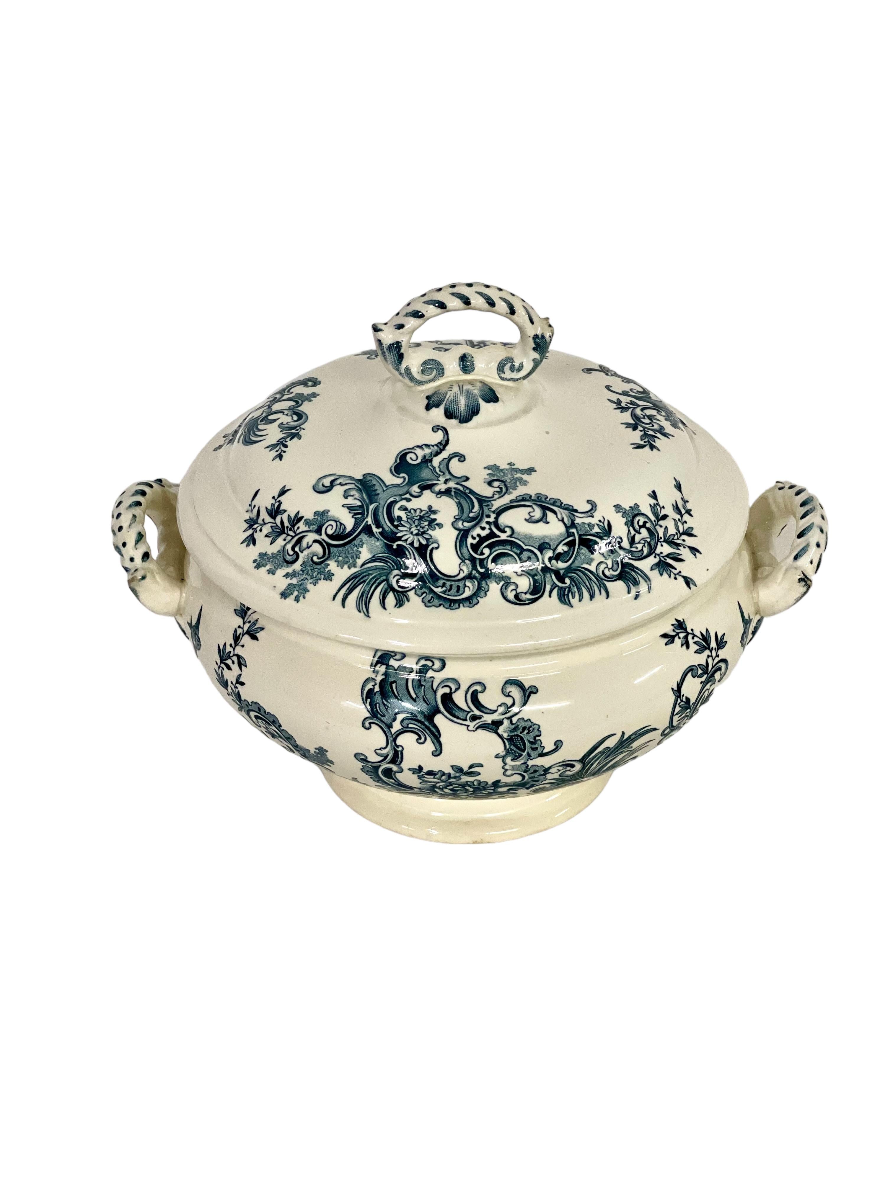 Cette magnifique soupière ancienne en pierre de fer blanc crème date du tout début du 20e siècle et fait partie de la série 