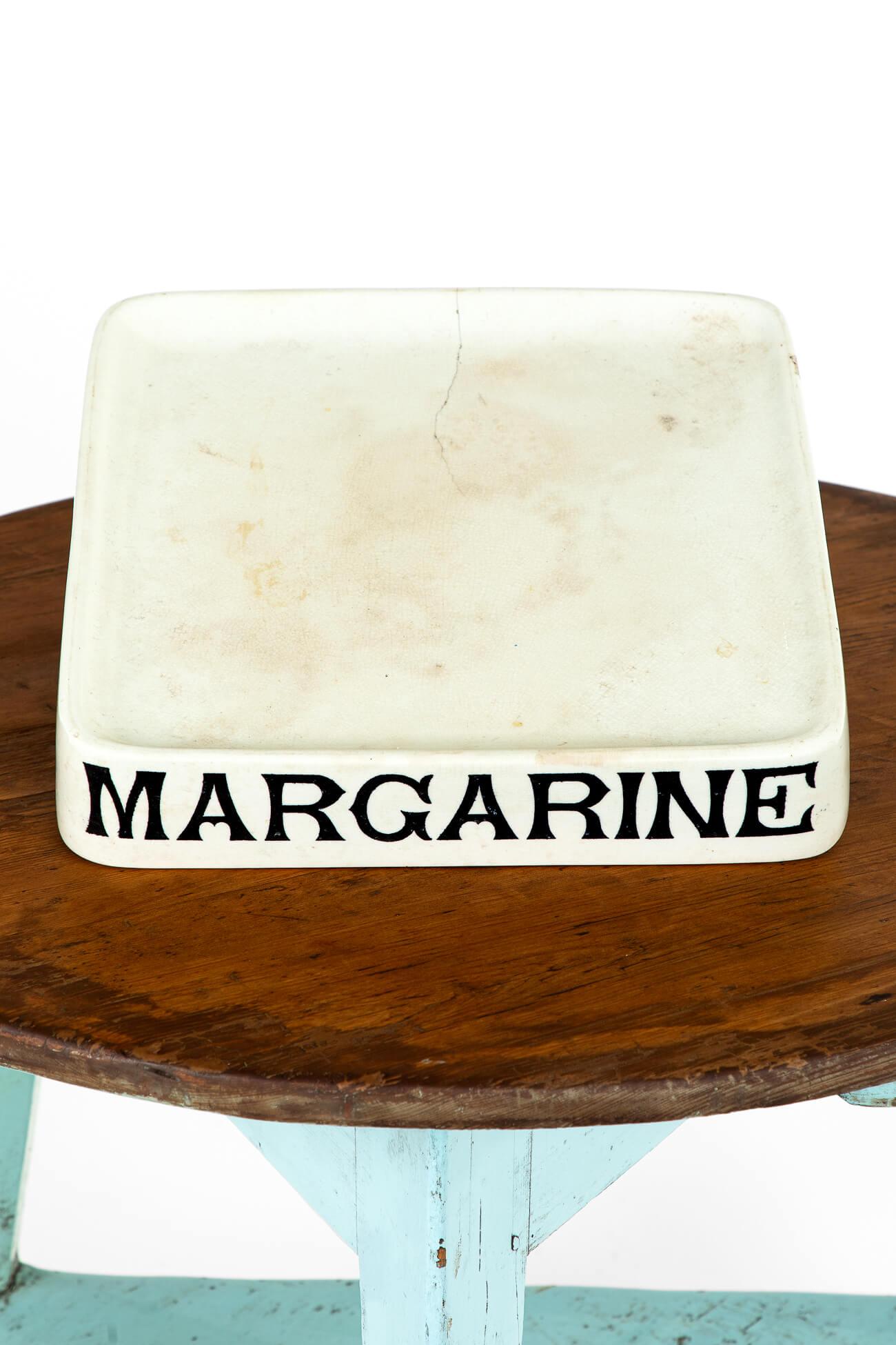 Una splendida lastra rettangolare in pietra ferrosa per margarina di Parnall & Sons di Bristol.

Questa lastra rettangolare da esposizione per drogheria veniva utilizzata prima della refrigerazione per mantenere freschi gli alimenti esposti, come il