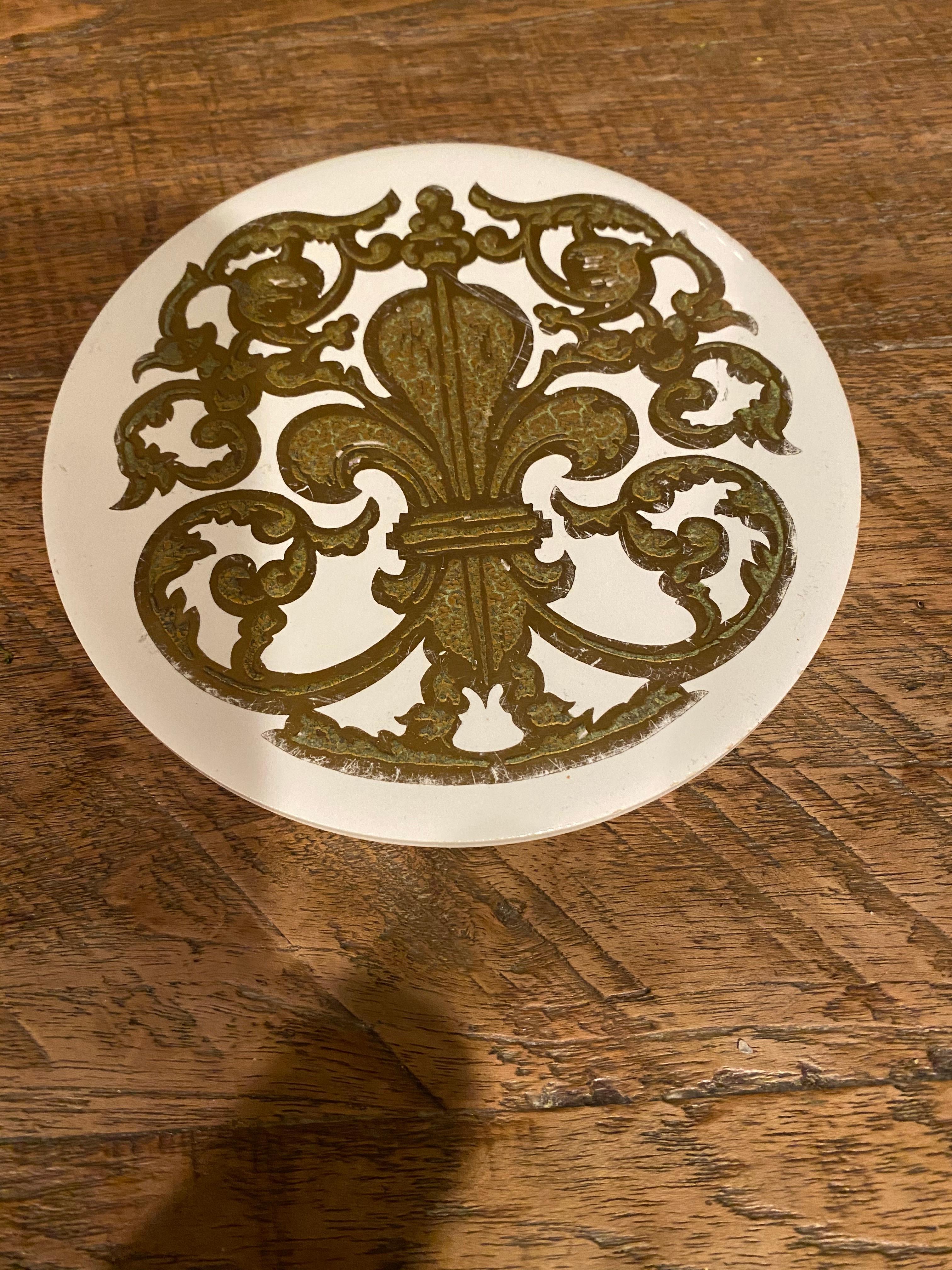A beautiful detail for any kitchen. Great for setting hot pots and pans and a great accent for the countertop or dining table while not in use. This white ironstone has a white ceramic glaze on the top with fleur-de-lis design.