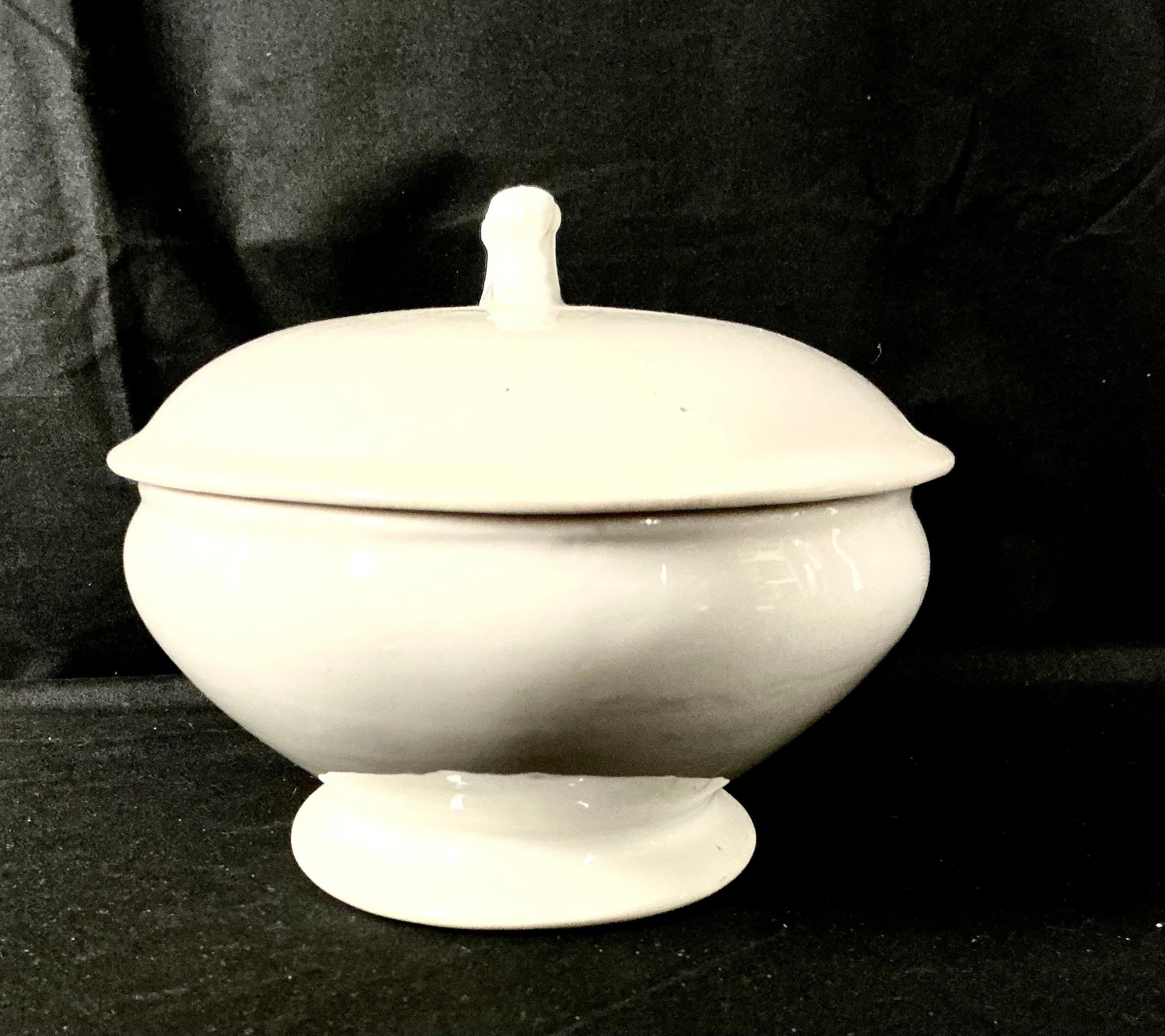 Soupière à légumes en pierre de fer du 20e siècle avec couvercle par Buffalo China. Buffalo China était connu comme un exemple classique de céramique américaine durable et utilitaire, et était couramment utilisé comme article commercial dans les