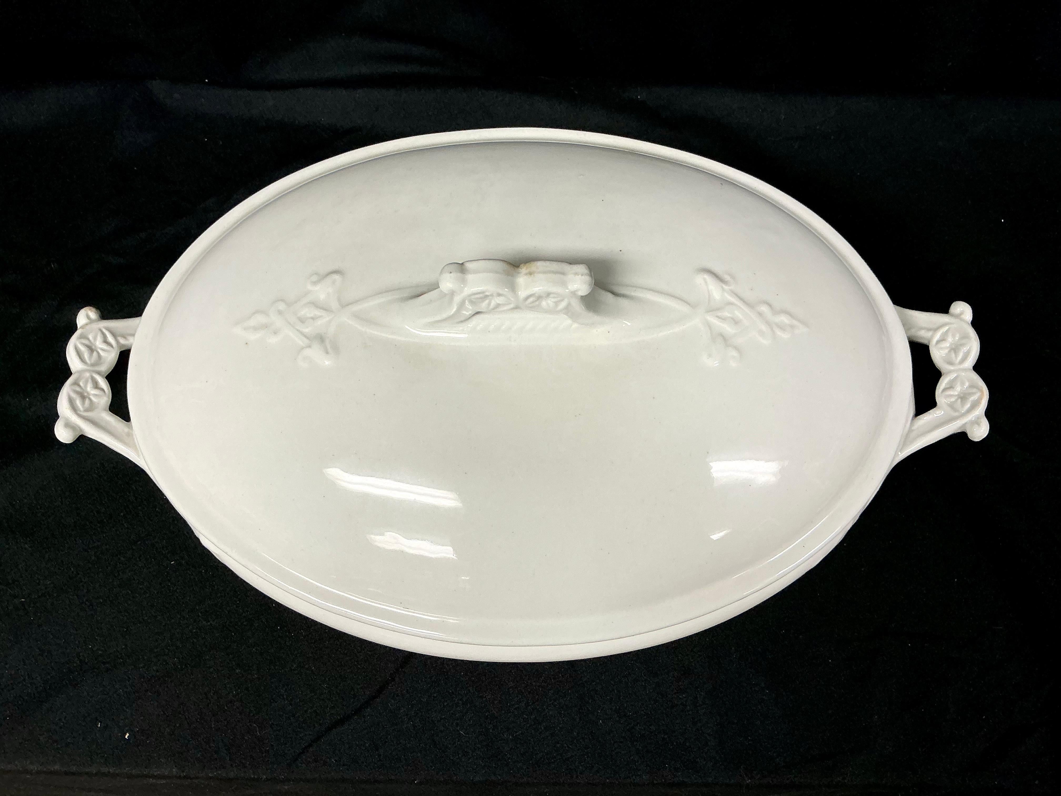 Ende des 19. Jahrhunderts T & R Boote Royal Premium Ironstone Gemüseterrine mit Deckel.  T & R Boote war ein bekanntes Töpferunternehmen mit Sitz in Staffordshire, England, während des Höhepunkts der Eisensteinbegeisterung in den späten 1800er