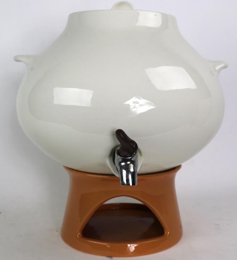 Skulpturaler Samowar, Eistee- und Wasserspender aus Keramik, entworfen von Ben Seibel für die Firma Iroquois China. Seltene schwer zu finden Form, in neuwertigem Zustand, sauber, bereit zu zeigen und zu verwenden. Maße: Tan Keramik Basis 4 Zoll H