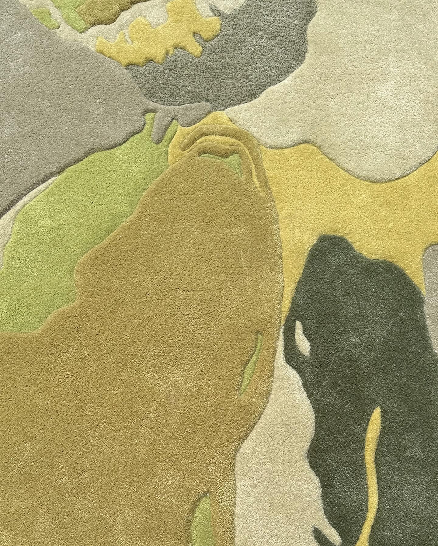 Unregelmäßiger abstrakter moderner Teppich „ Misshapes“ von RAGHOME (Indonesisch) im Angebot