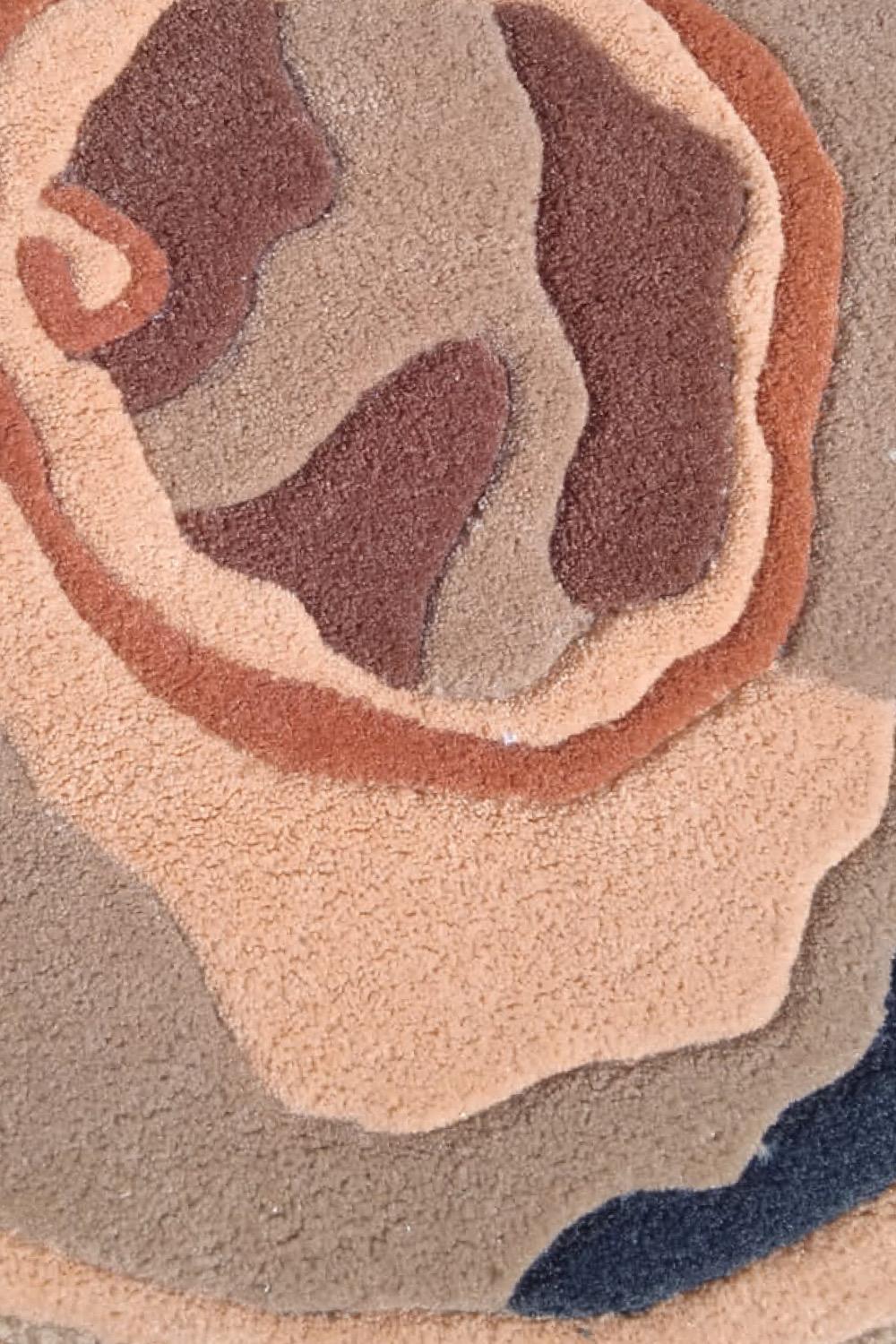 Unregelmäßiger ovaler runder Teppich aus beiger und brauner Tosca-Wolle von RAG Home (Handgeknüpft) im Angebot
