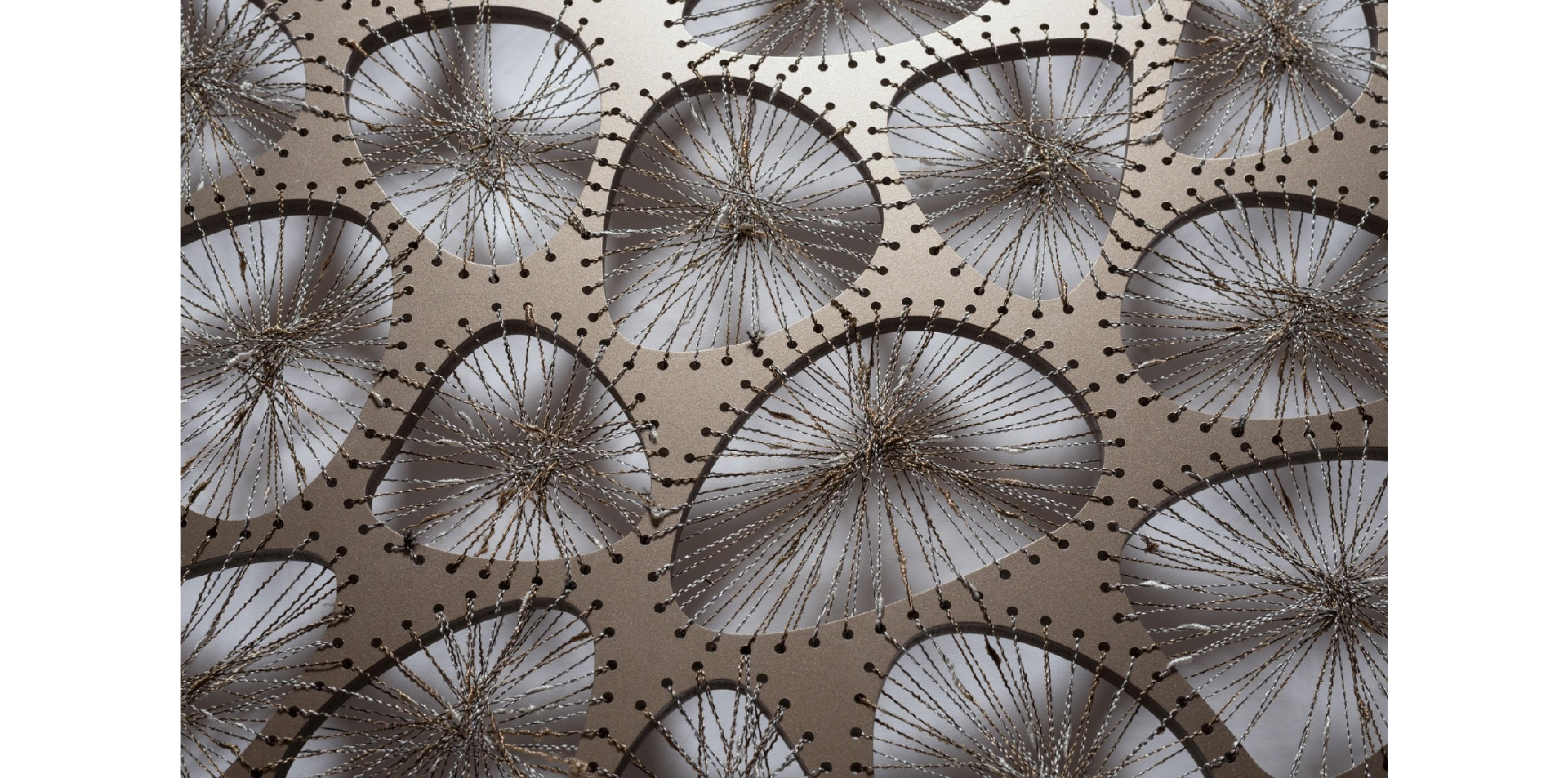 Tissé à la main Ovales irréguliers enfilés Sculpture textile contemporaine en vente