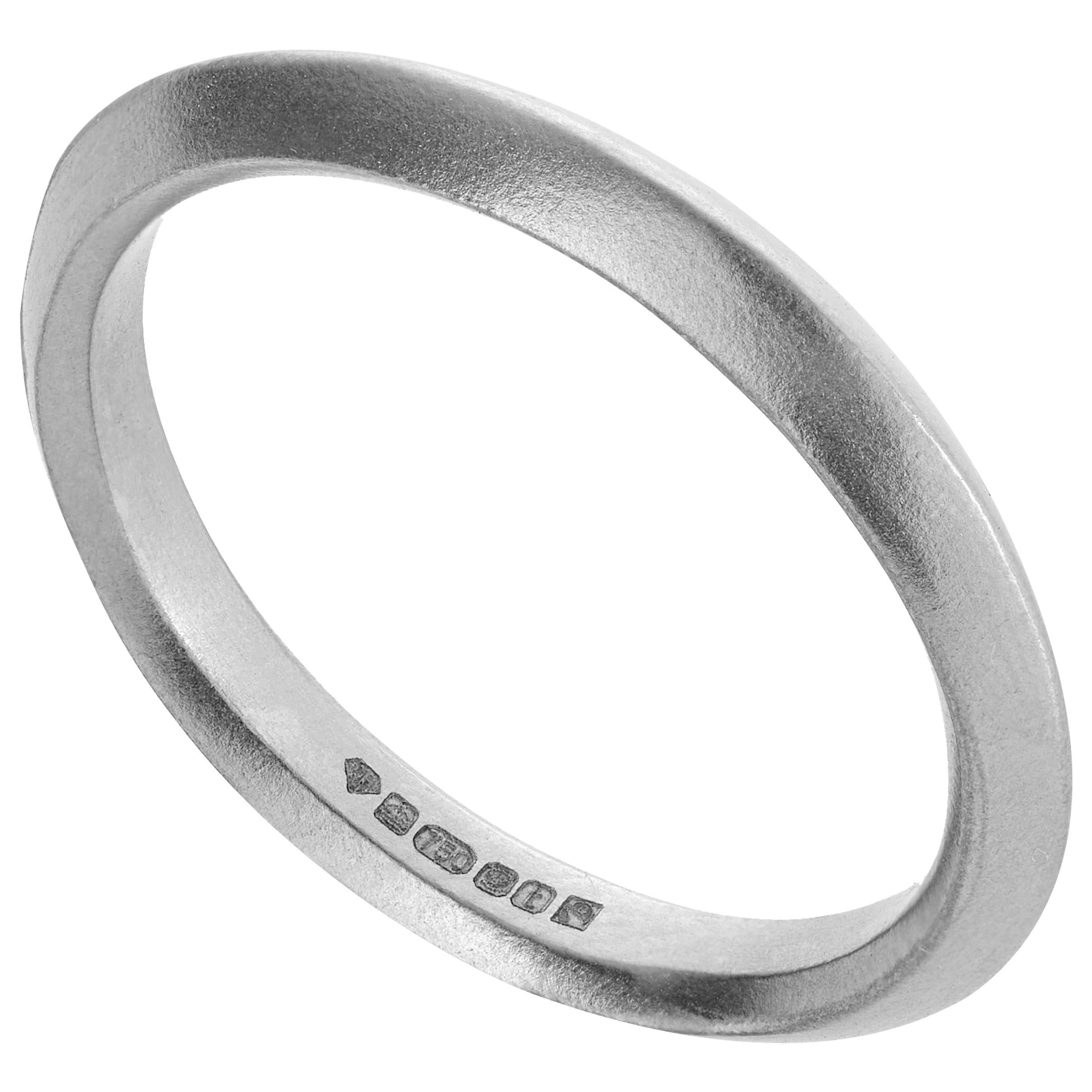 Inverted Ring mit Berghound aus 18 Karat weißem Fairtrade-Gold
