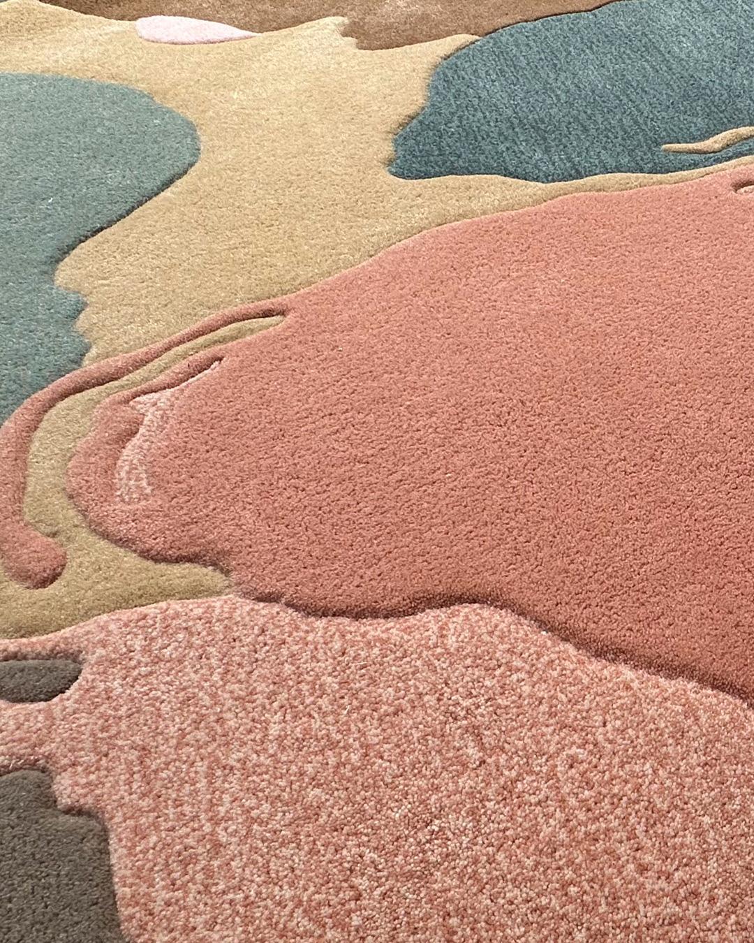 Abstrakter Teppich in unregelmäßiger Form von RAG HOME (Moderne) im Angebot