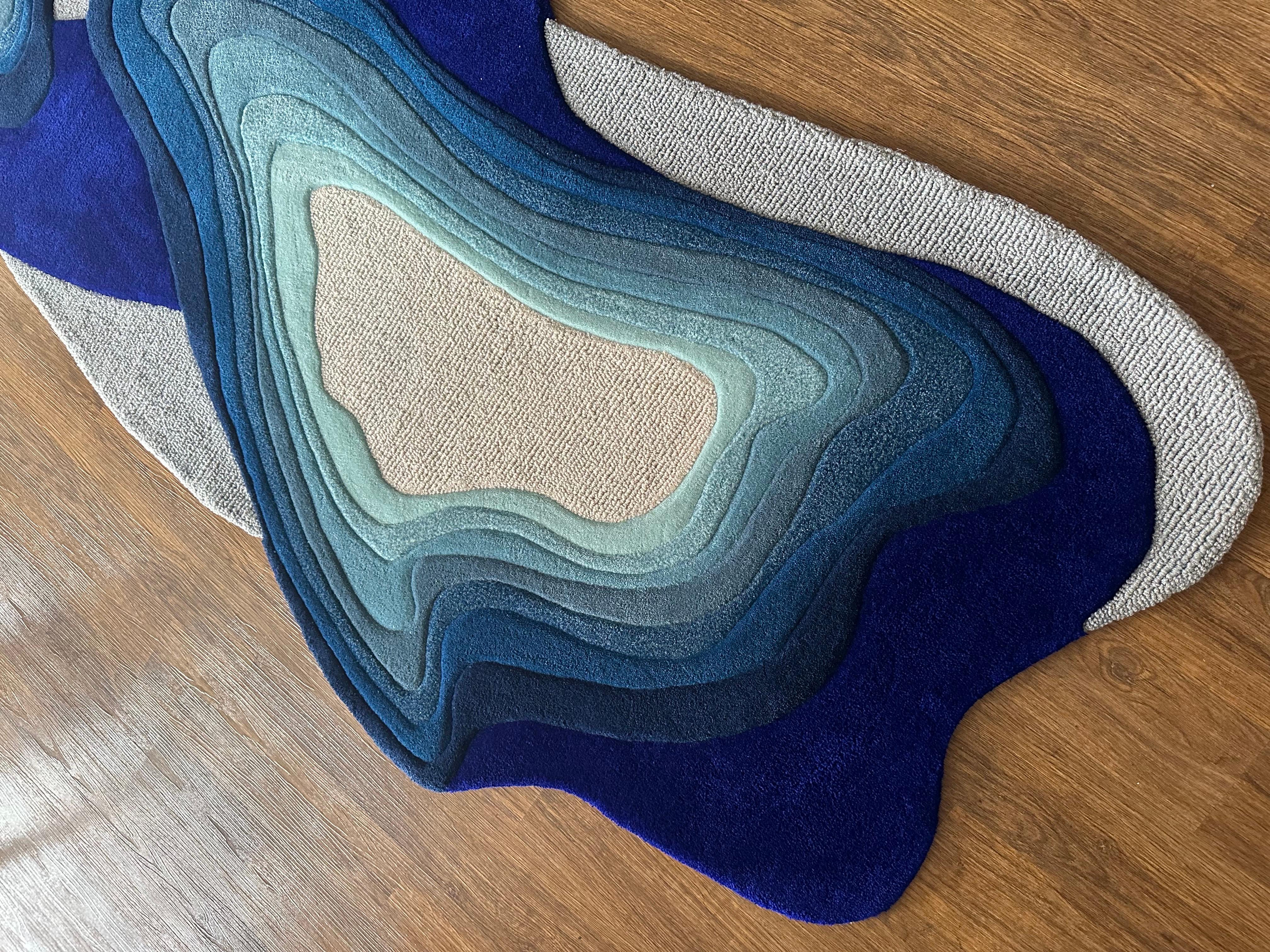 Blauer abstrakter Teppich in unregelmäßiger Form von RAG HOME (Moderne) im Angebot