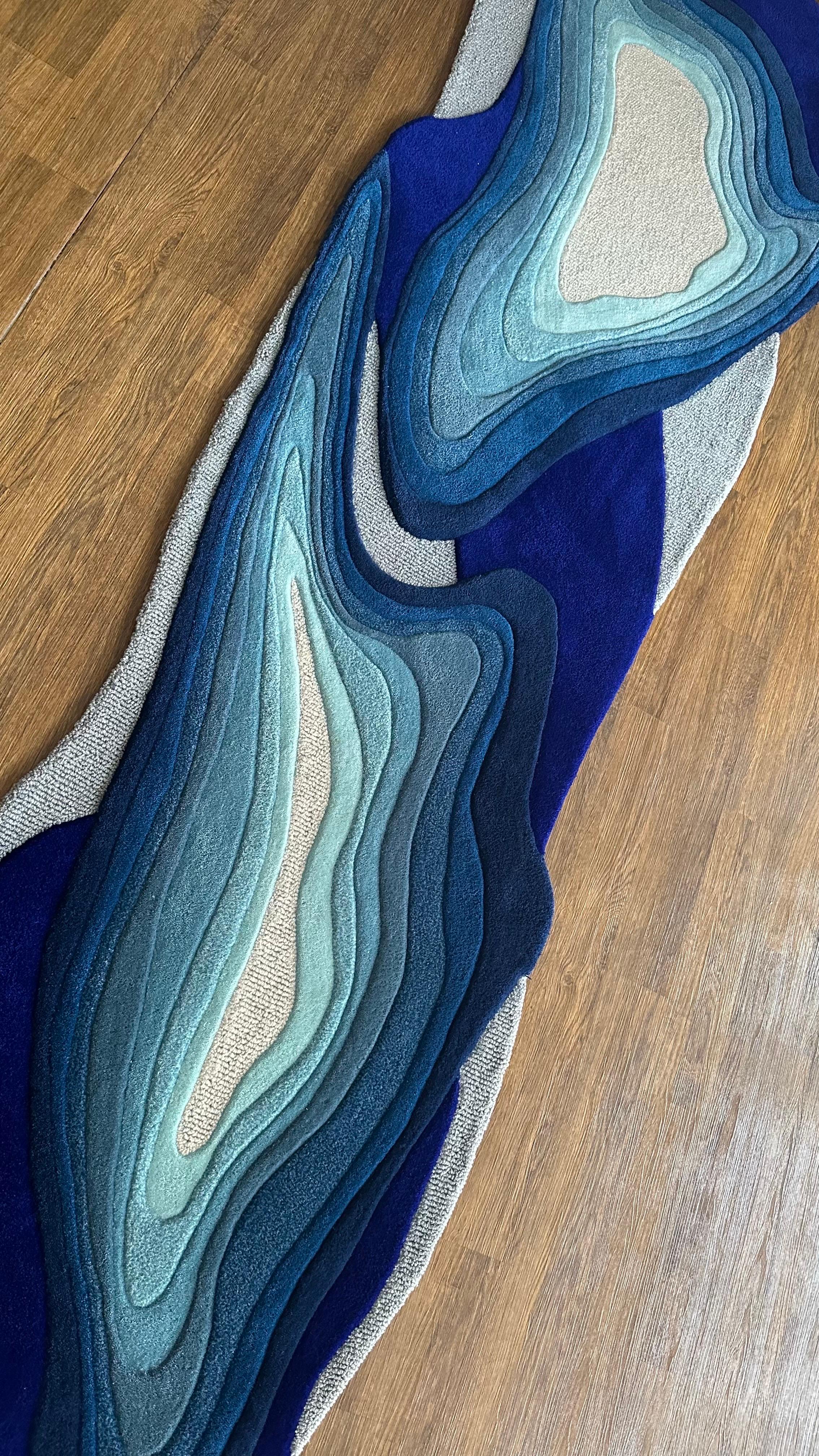 Blauer abstrakter Teppich in unregelmäßiger Form von RAG HOME (Indonesisch) im Angebot