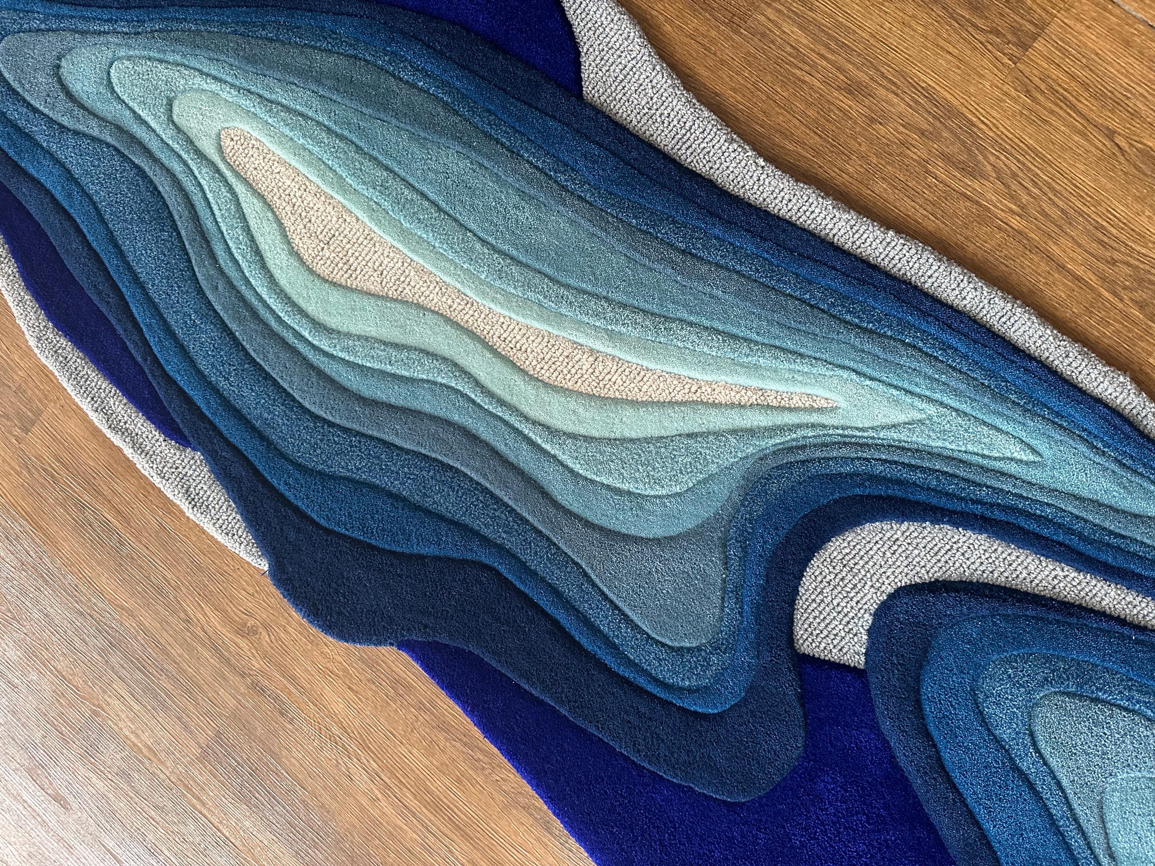 Sculpté à la main Tapis abstrait bleu de forme irrégulière par RAG HOME en vente
