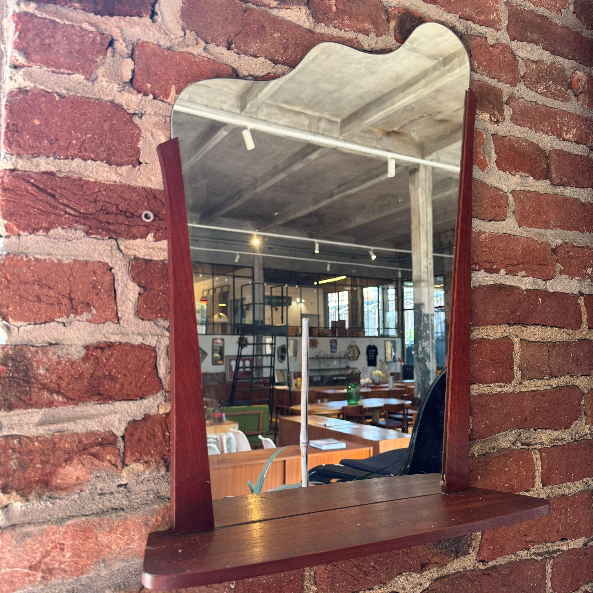 Mid-Century Modern Miroir vintage de forme irrégulière avec étagère en vente