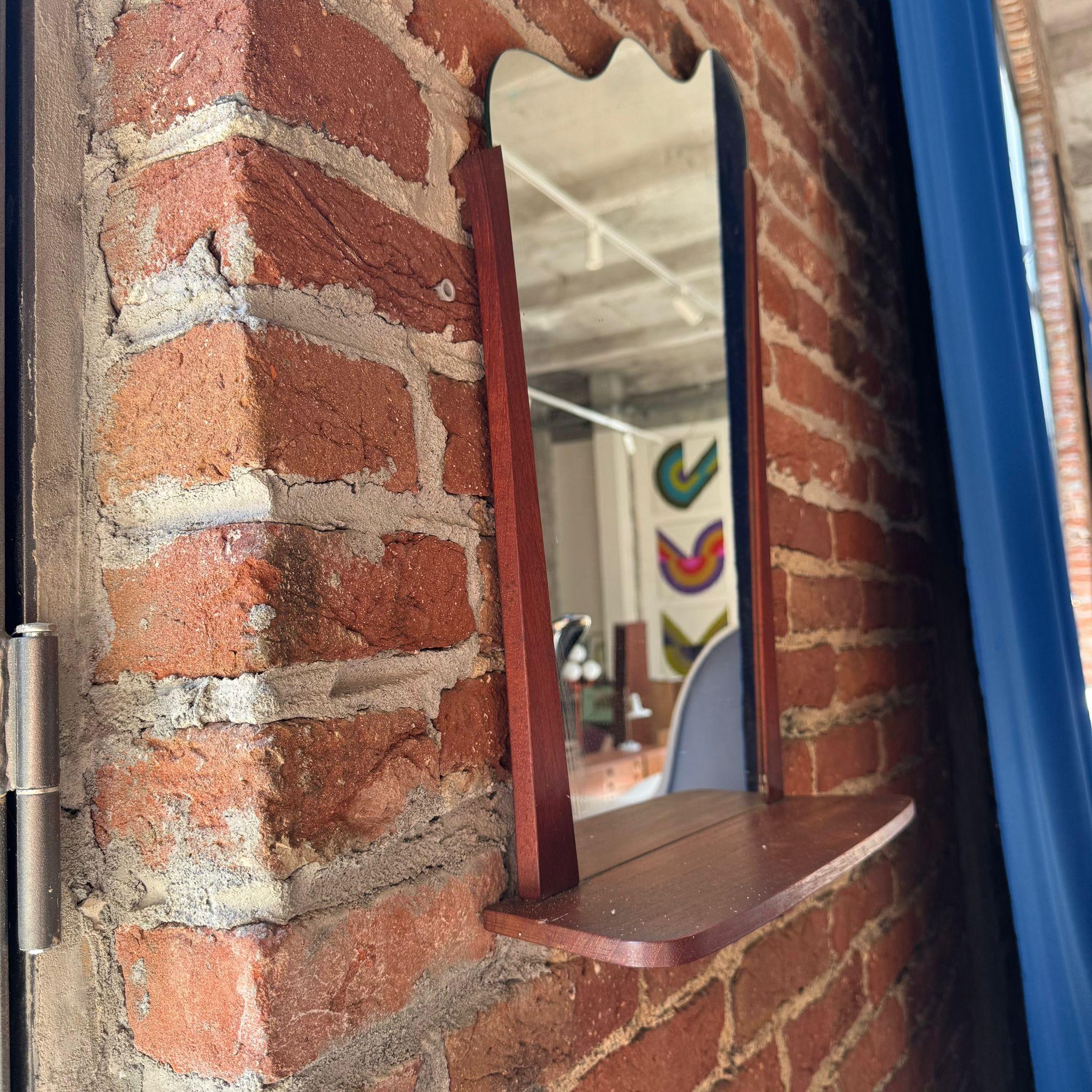 Danish Miroir vintage de forme irrégulière avec étagère en vente