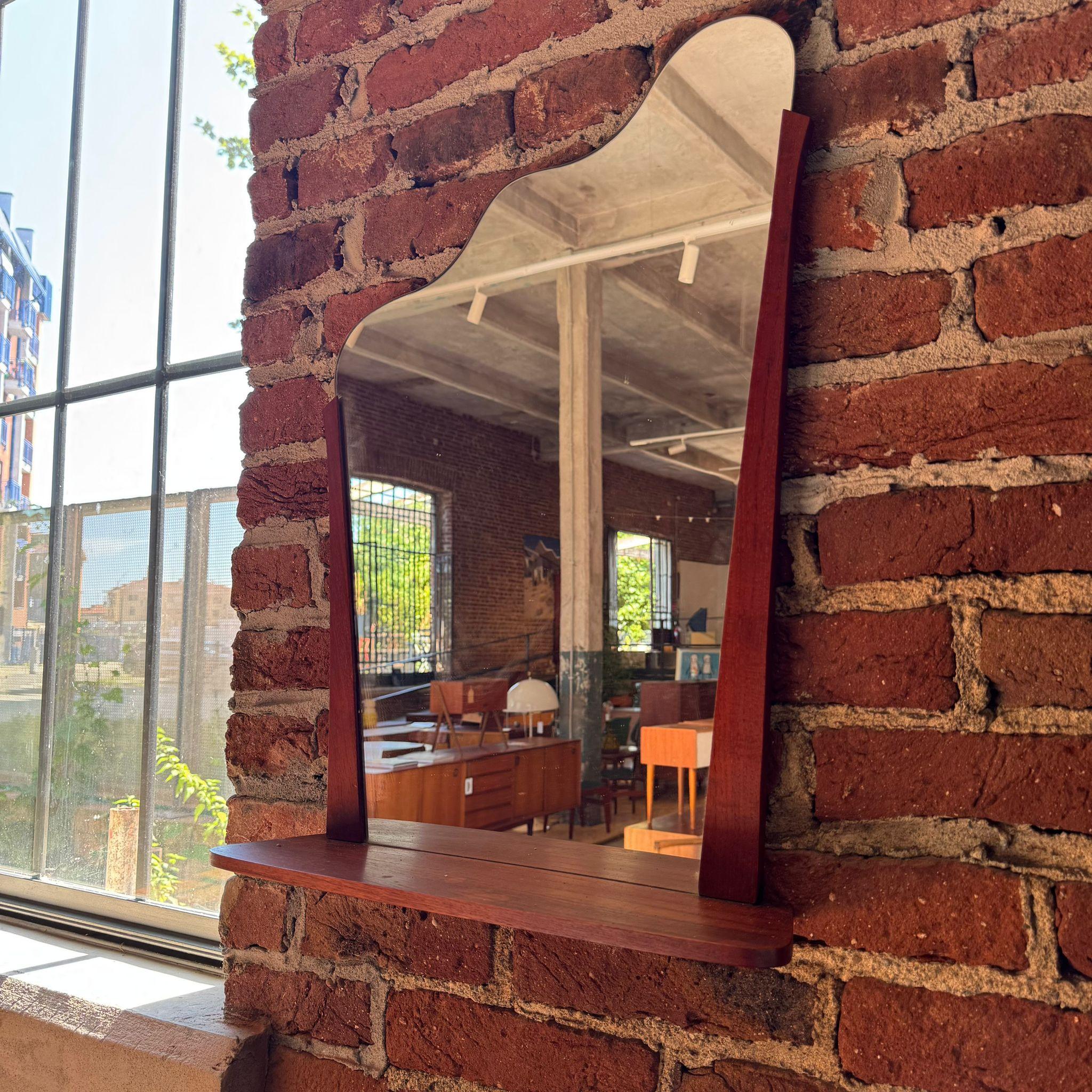 Placage Miroir vintage de forme irrégulière avec étagère en vente