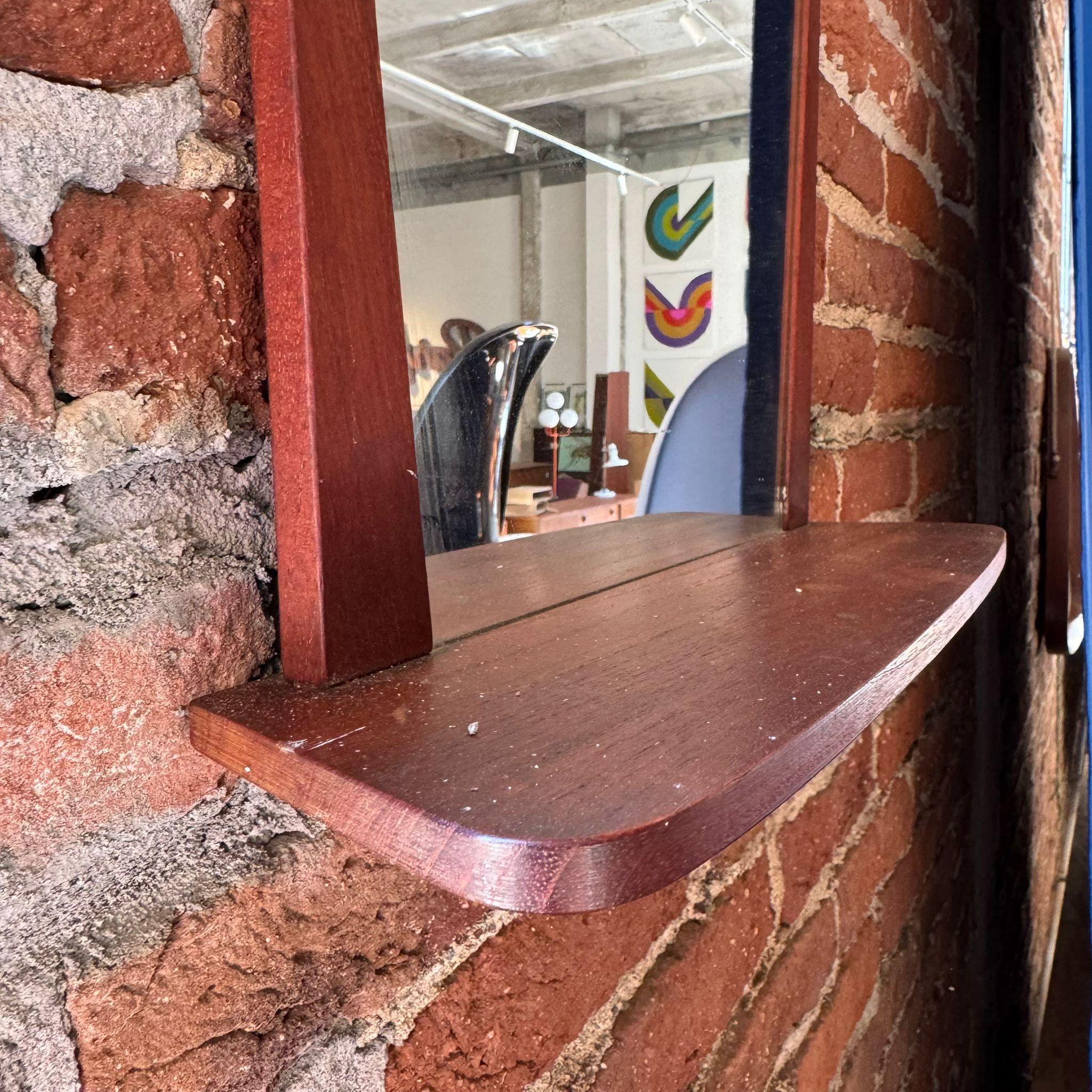 Miroir vintage de forme irrégulière avec étagère Bon état - En vente à Torino, IT