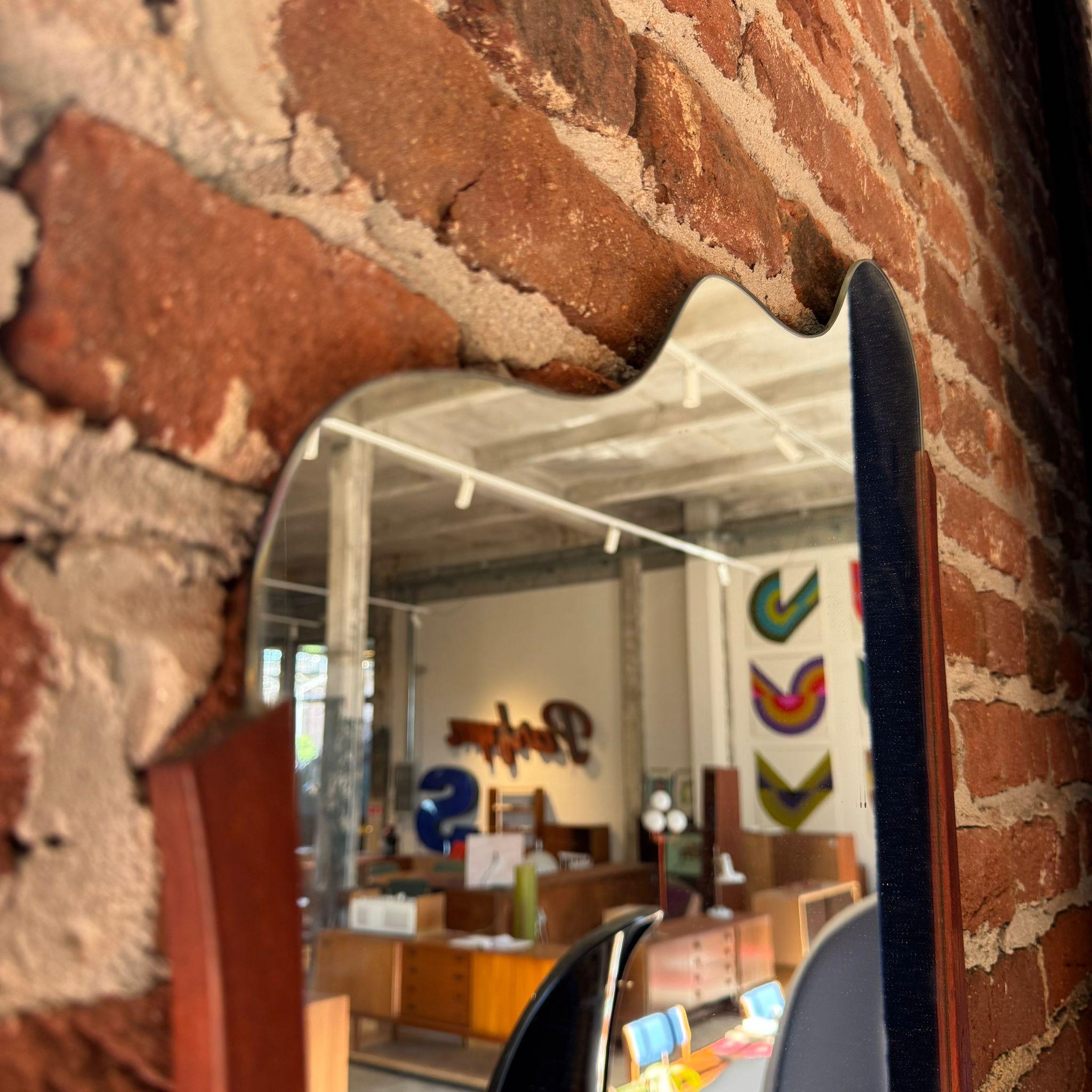 Mid-20th Century Miroir vintage de forme irrégulière avec étagère en vente