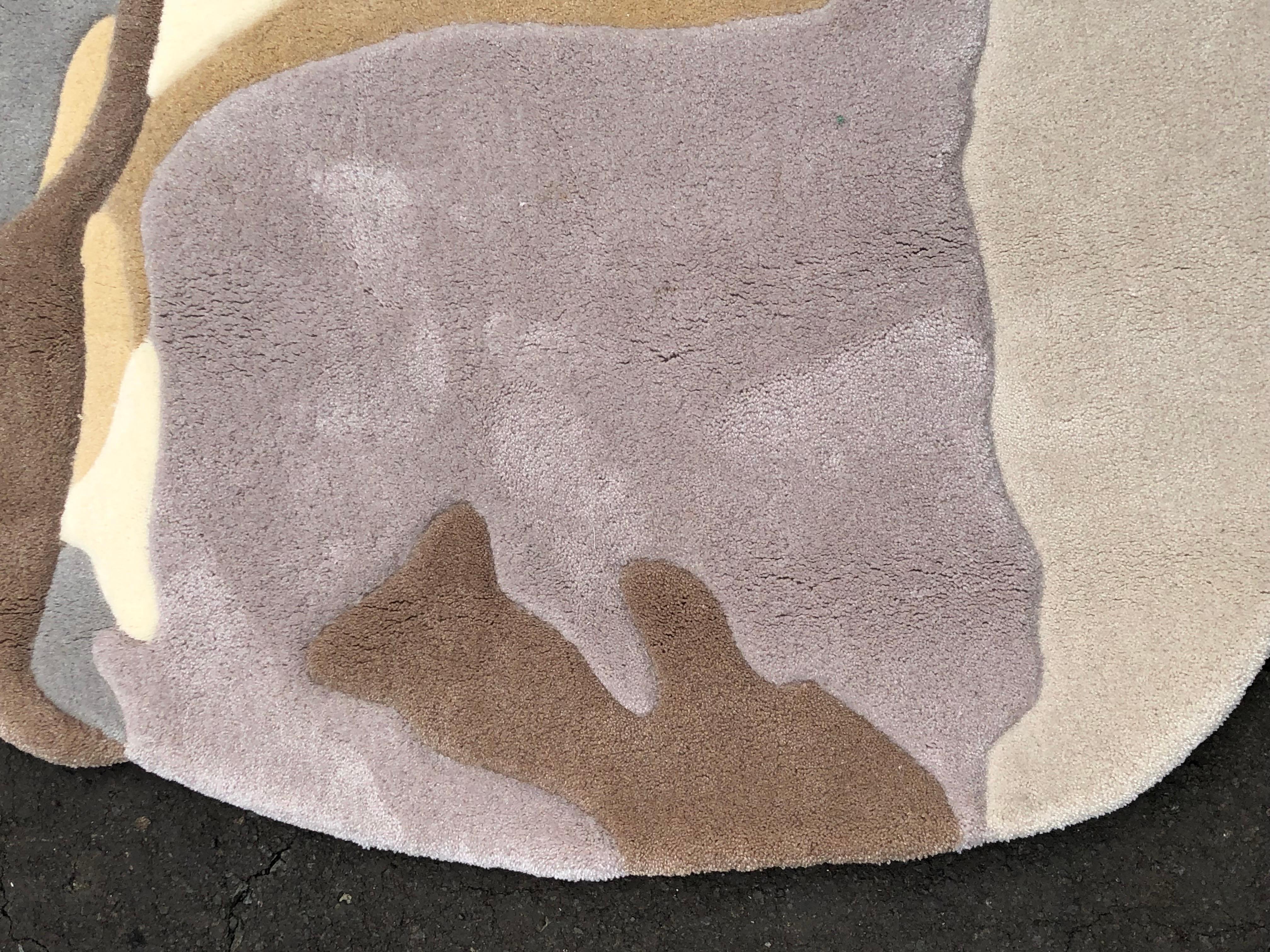 Unregelmäßige Form mit Beige, Weiß, Hellgrau Abstrakter Zeitgenössischer Teppich von RAG  (Moderne) im Angebot