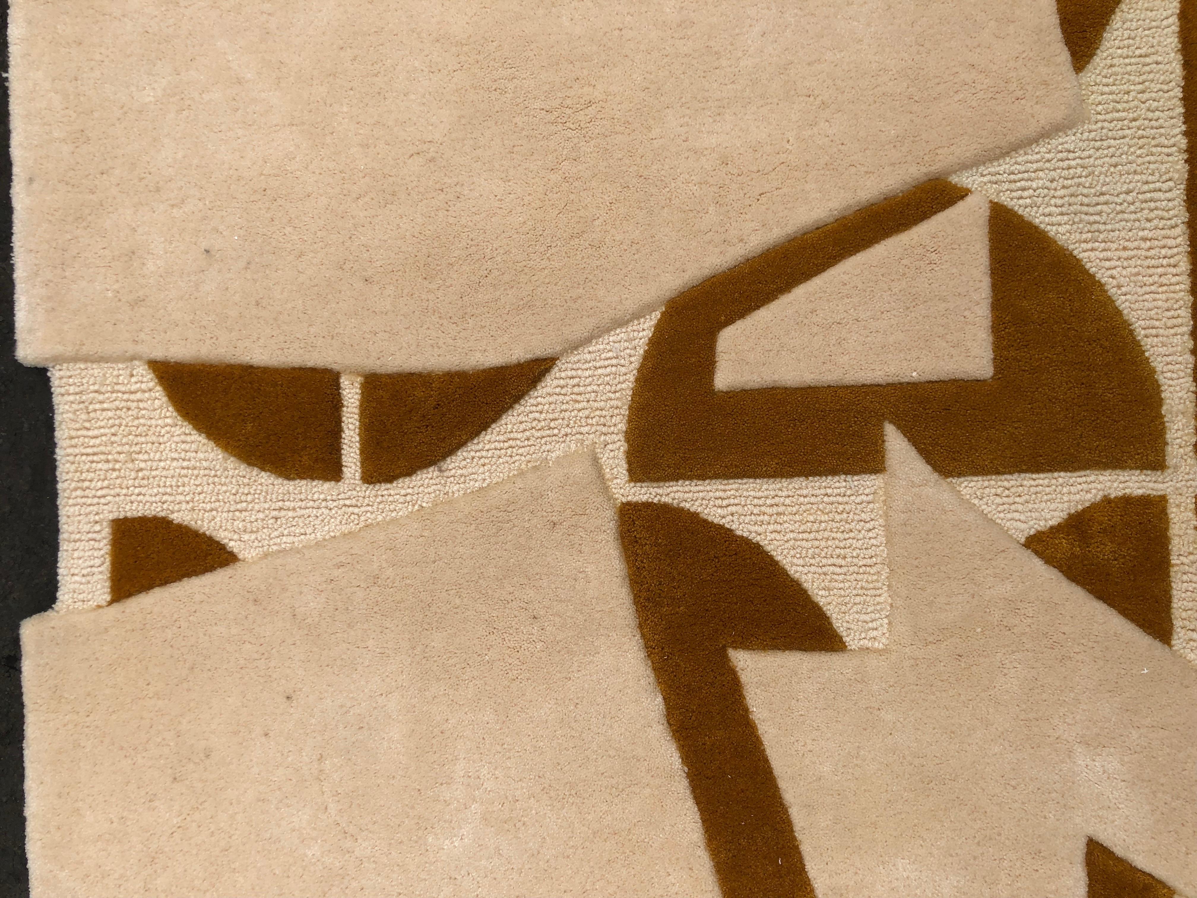 Unregelmäßige Form mit zeitgenössischem Stil in Beige- und Gelbgold-Teppich (Moderne) im Angebot