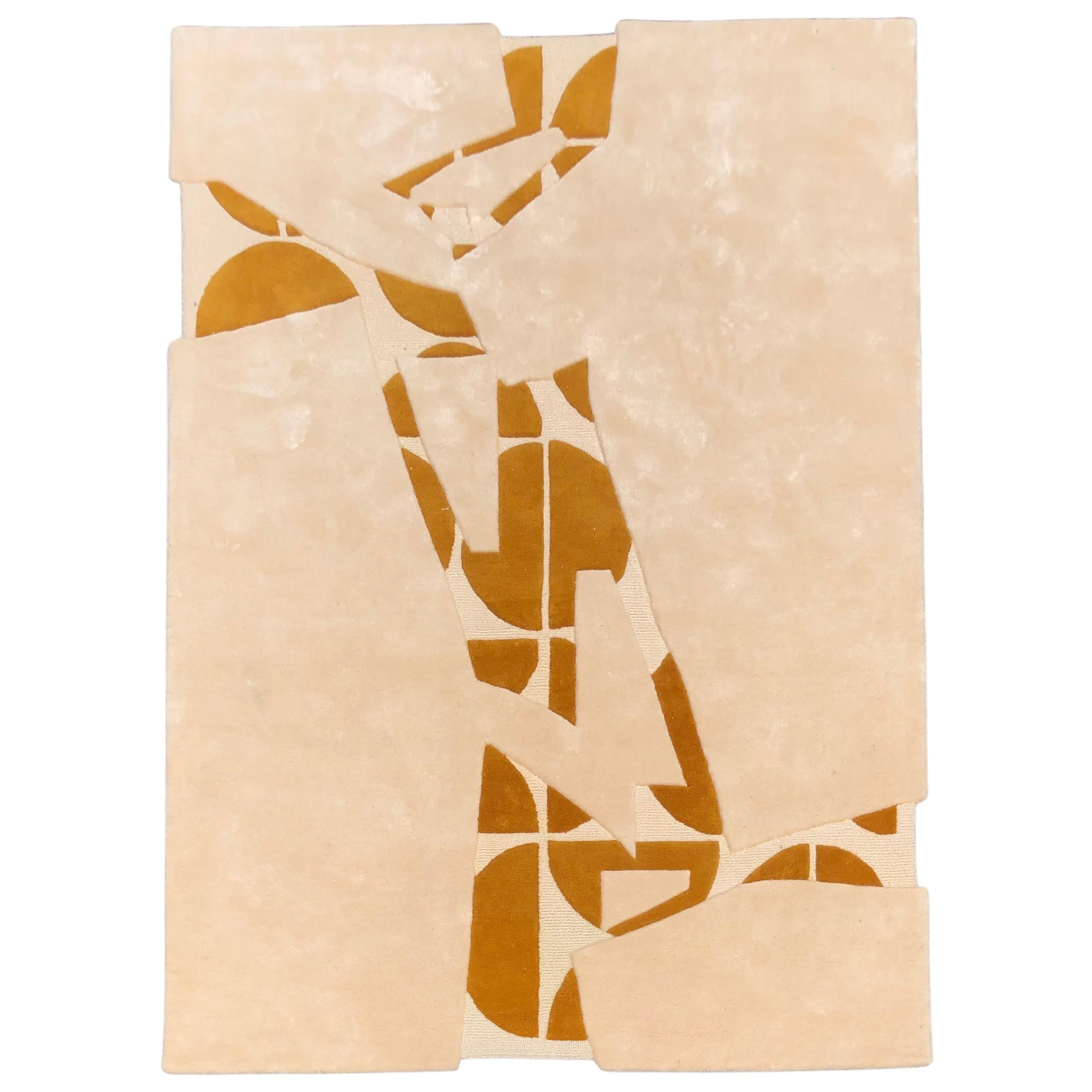 Tappeto di forma irregolare con stile contemporaneo nei toni del beige e dell'oro giallo in vendita