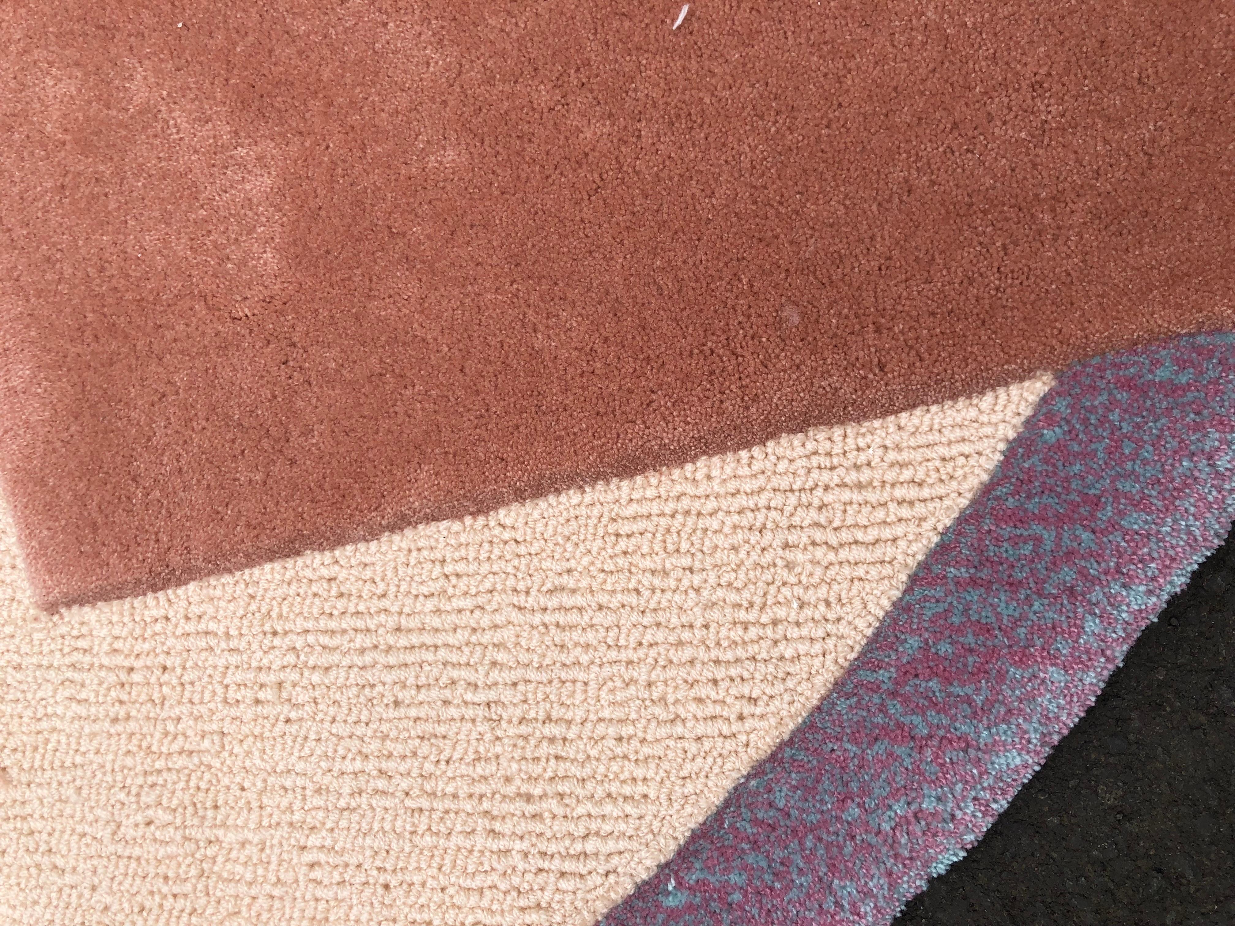 Dieser Teppich ist eine Spielwiese aus abstrakten geometrischen und organischen Formen, die sich zu einer verspielten und lustigen Komposition zusammenfügen.


Acrylwolle mit Zertifizierung der indonesischen Regierung, sicher für die Umwelt und