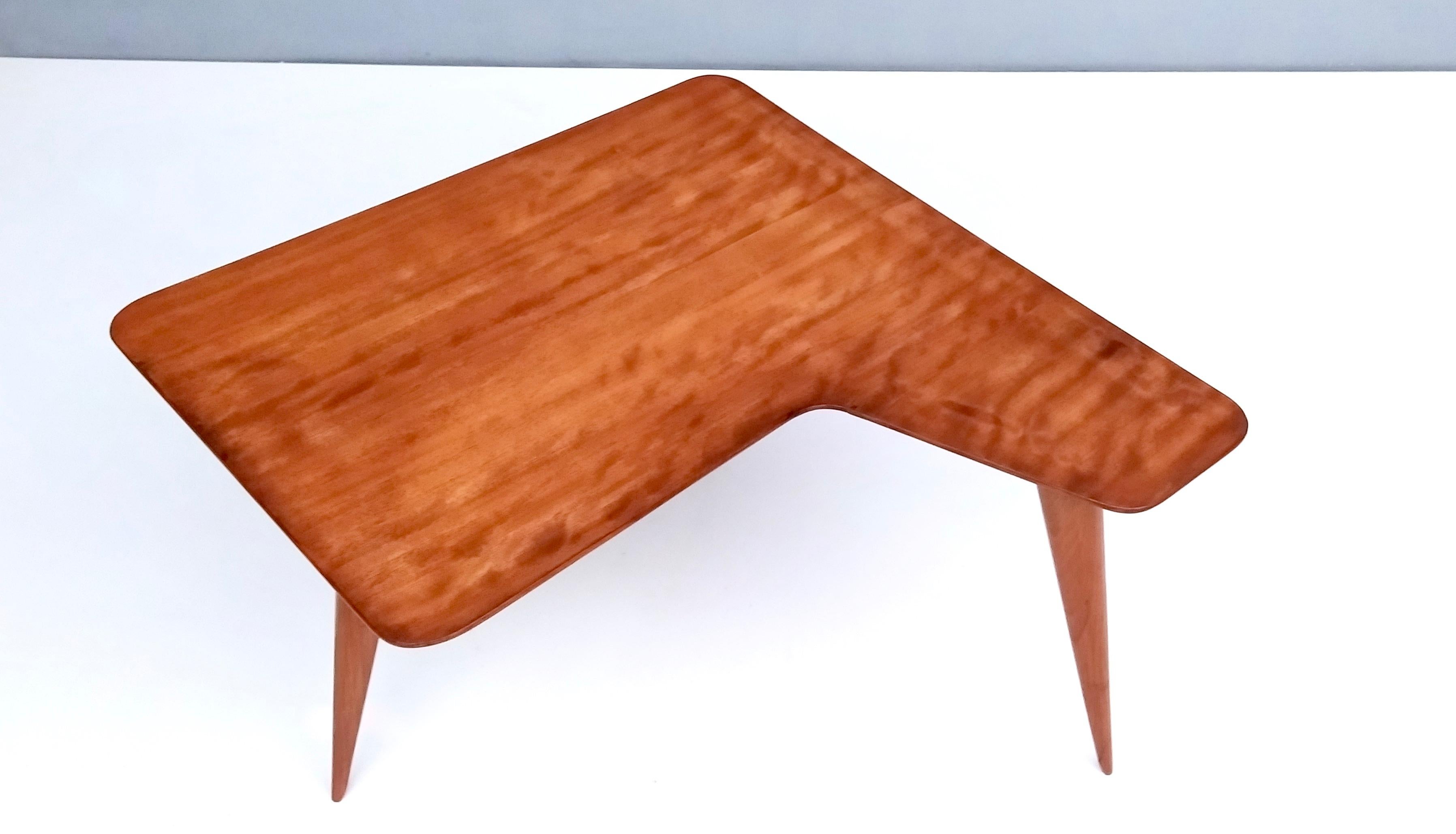 Vintage Irregular Shaped Wood Veneer Coffee Table Ascribable to Gio Ponti, Italy In Excellent Condition For Sale In Bresso, Lombardy