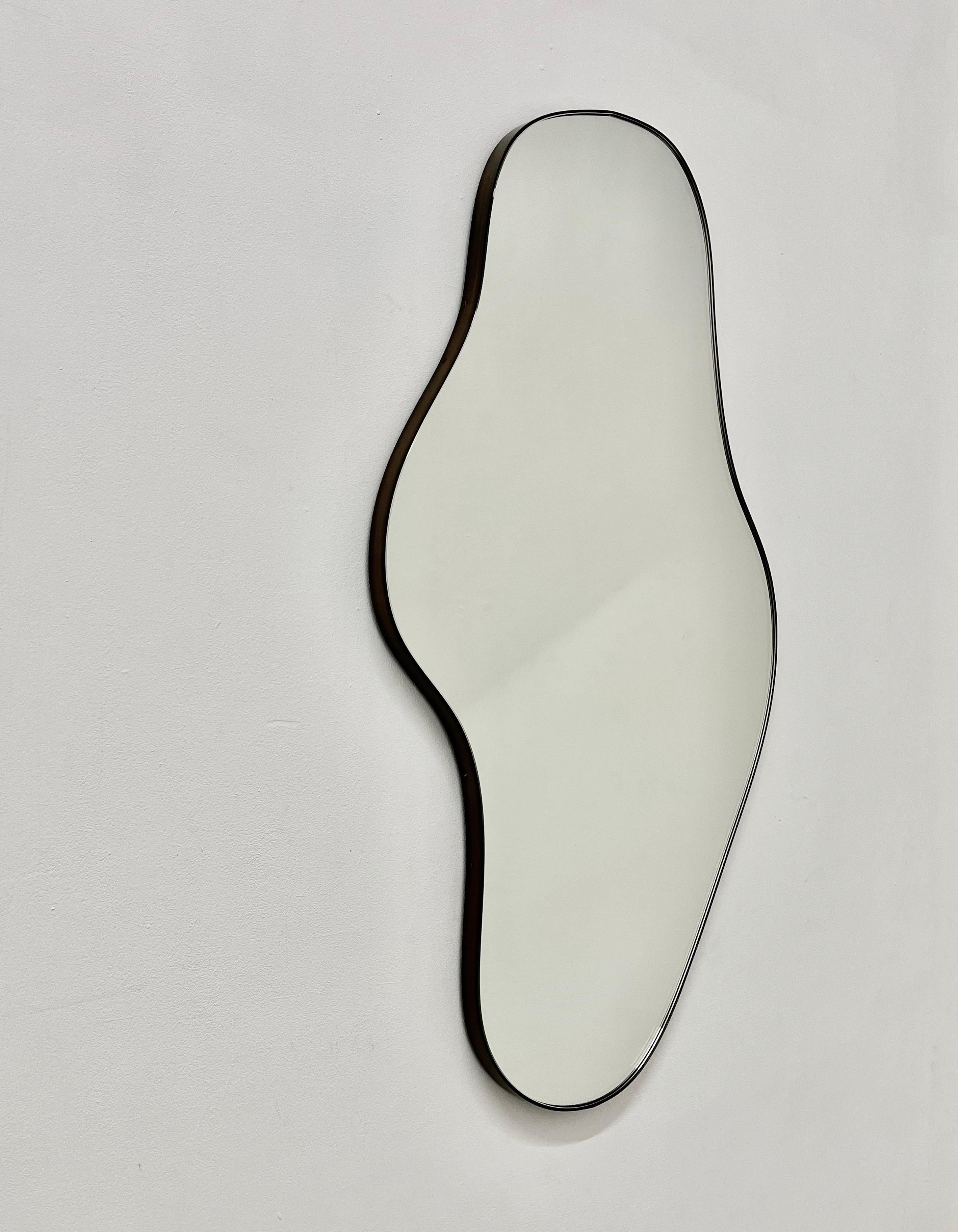 Miroir ludique et moderne de forme organique avec un cadre en laiton massif patiné bronze.

Équipé d'un crochet en laiton ou d'une barre en Z en aluminium (selon la taille du miroir) qui permet de suspendre le miroir dans quatre positions