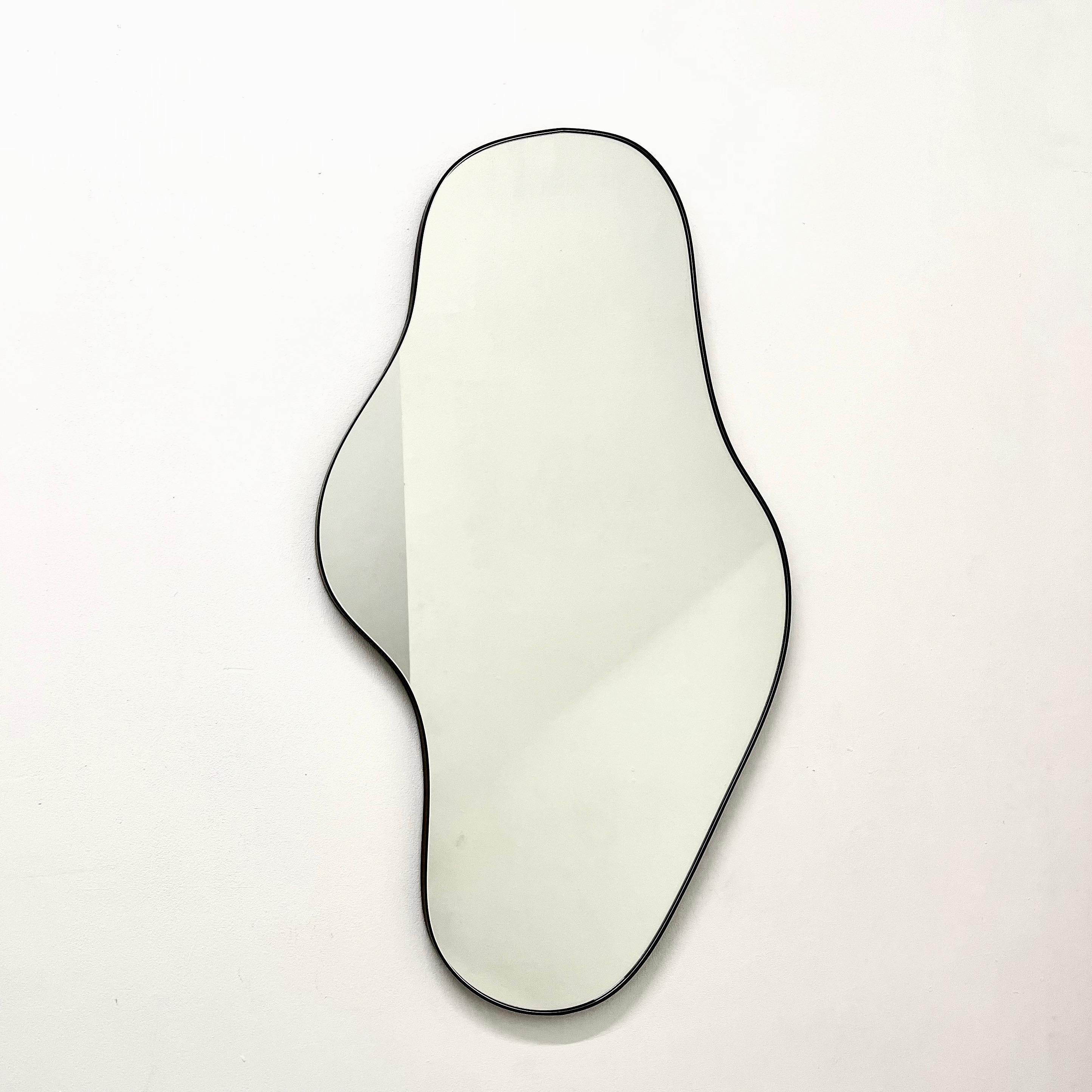Britannique Bapa Miroir organique moderne de forme libre avec cadre en laiton patiné bronze en vente
