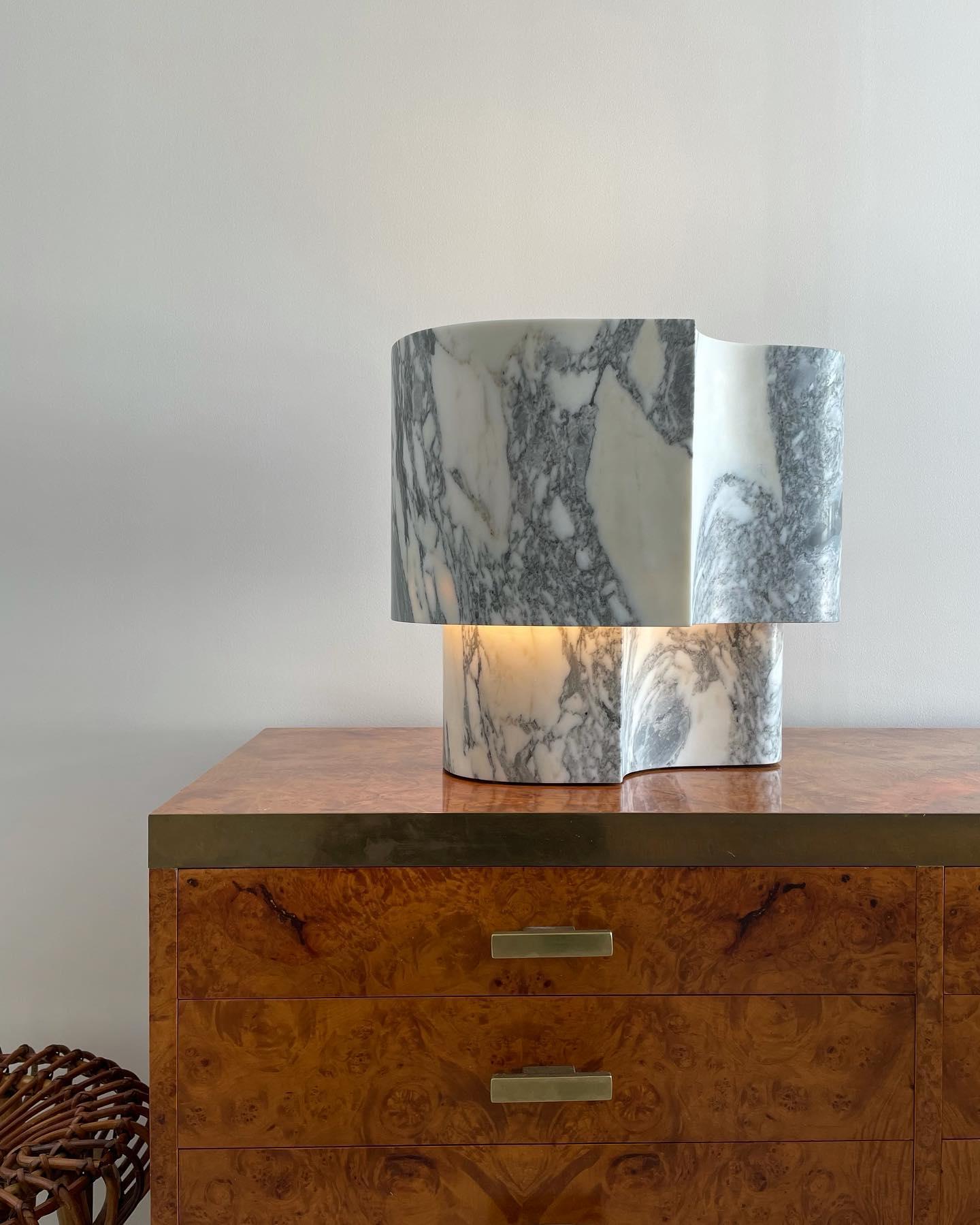 Irregular Top Black and White Marble Offset Lamp by Henry Wilson In New Condition For Sale In Geneve, CH