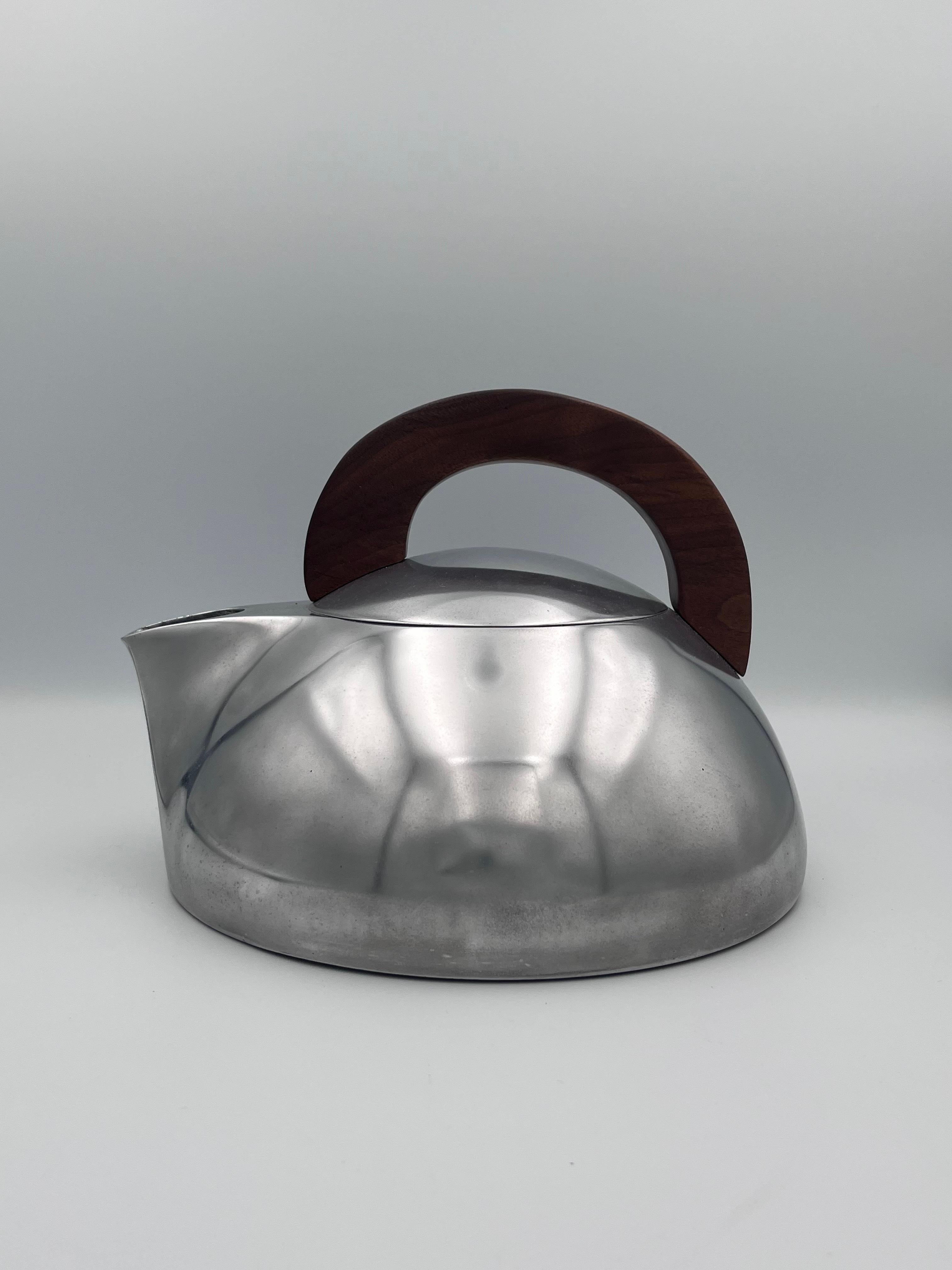 Irresistible 1930s Art Deco Wagner Ware Magnalite Teapot with Wood Handle

This rare 1930s Wagner Ware Magnalite teapot is a celebrated icon of American Art Deco and Machine Age design, produced in Sidney, Ohio, by the Wagner Manufacturing Company.