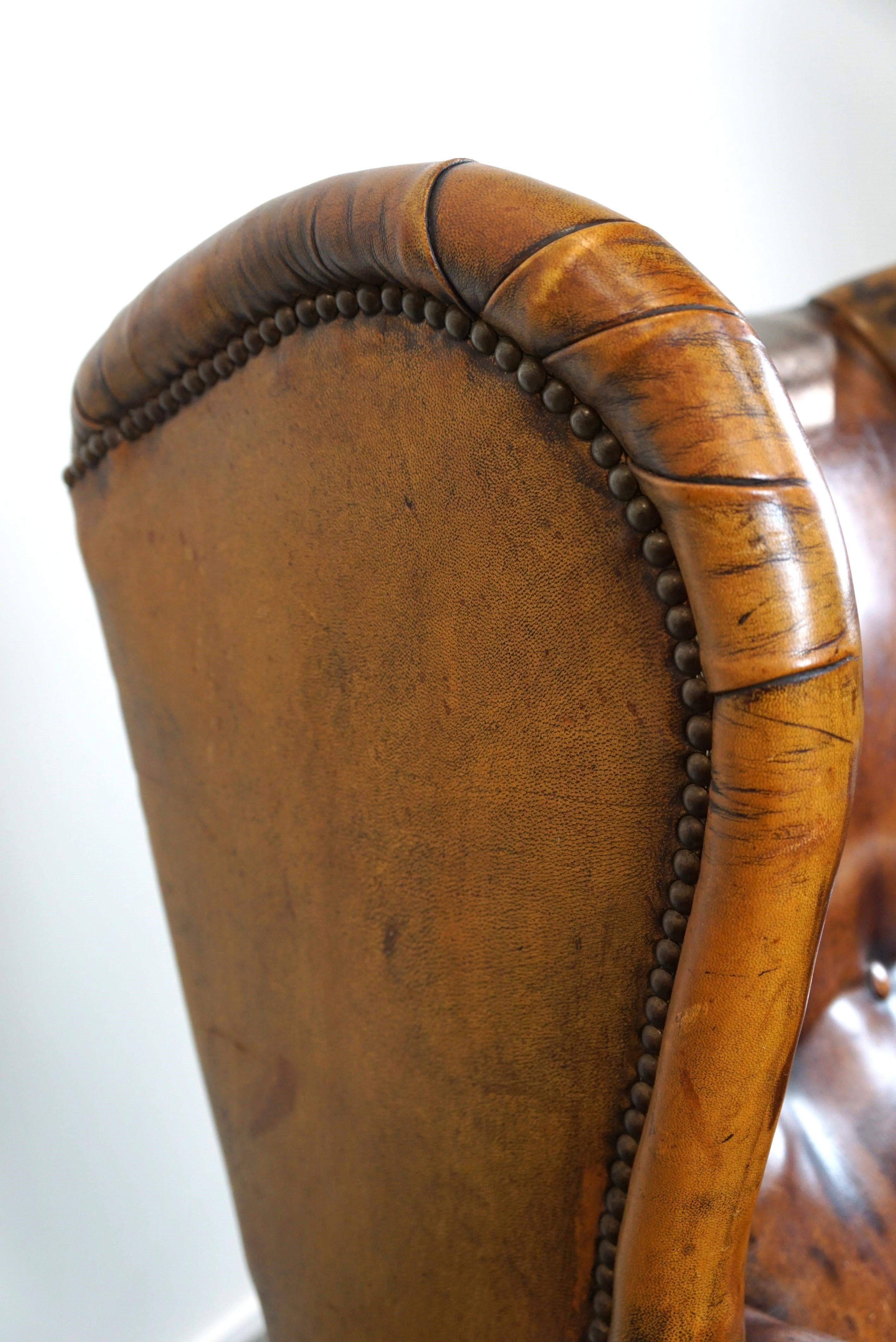 Fauteuil irrésistible à dossier à oreilles en cuir de mouton ancien avec les plus belles couleurs en vente 4