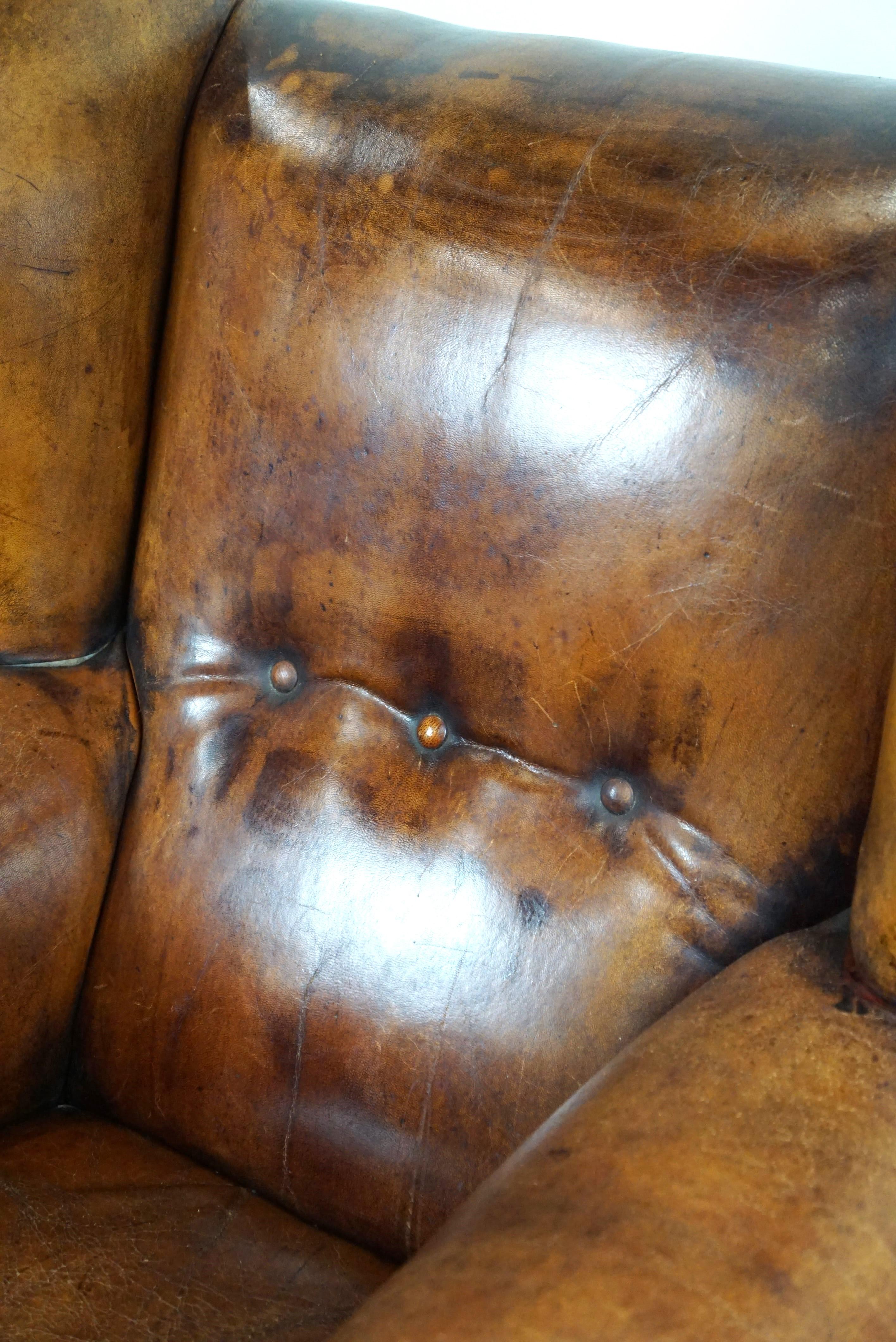 Fauteuil irrésistible à dossier à oreilles en cuir de mouton ancien avec les plus belles couleurs en vente 6