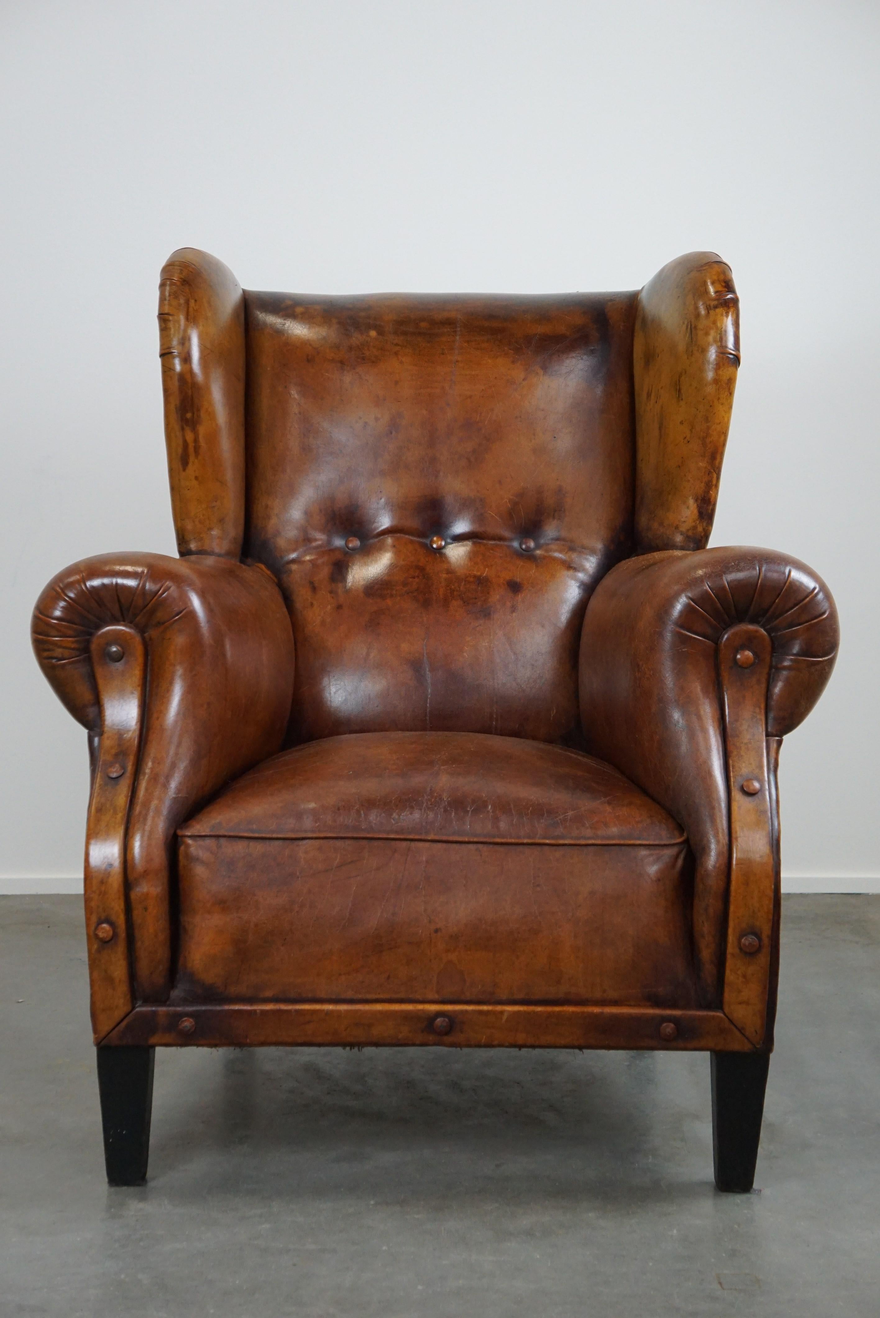 This stunning unique gem has it all. Its size, the condition it's in, and of course, its unparalleled appearance. In addition to all these visual features, it's also incredibly comfortable.
This armchair has so much class that it doesn't matter