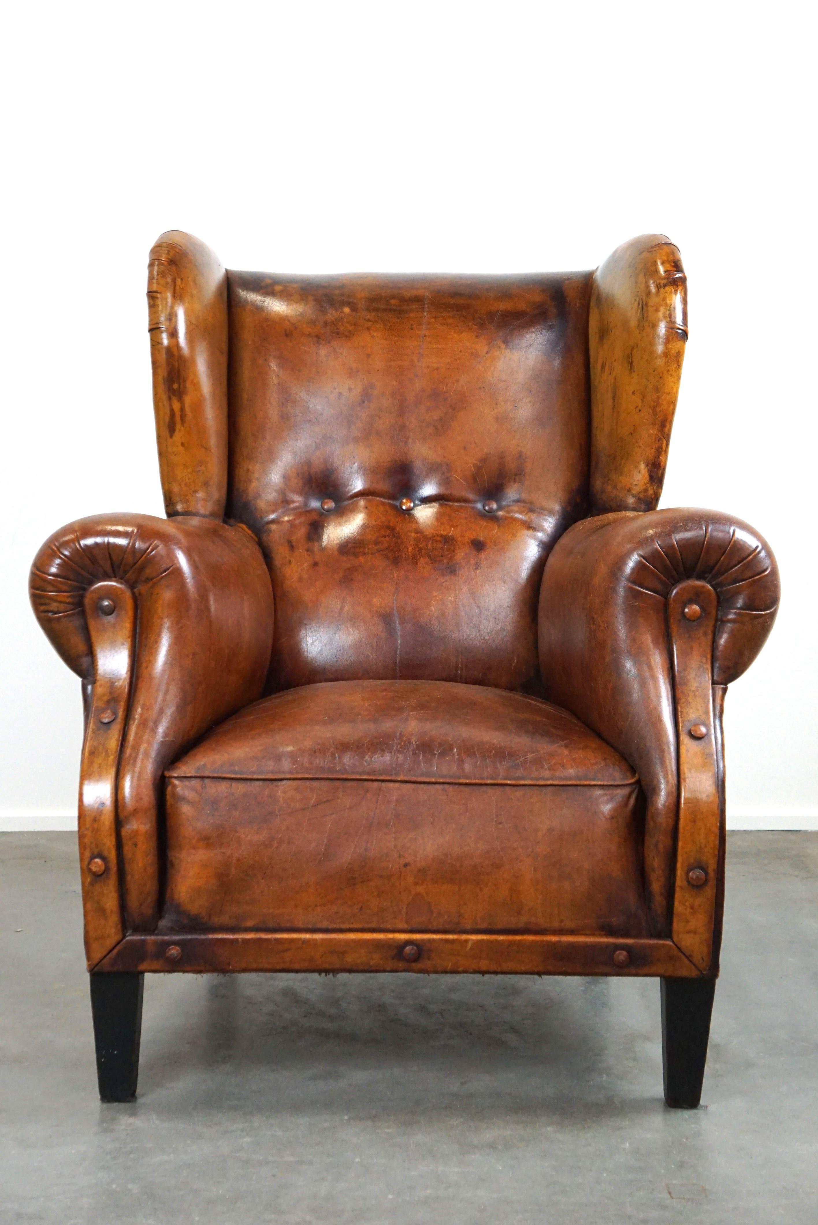Ce magnifique bijou unique a tout pour plaire. Sa taille, l'état dans lequel il se trouve et, bien sûr, son aspect incomparable. En plus de toutes ces caractéristiques visuelles, il est incroyablement confortable.
Ce fauteuil a tellement de classe