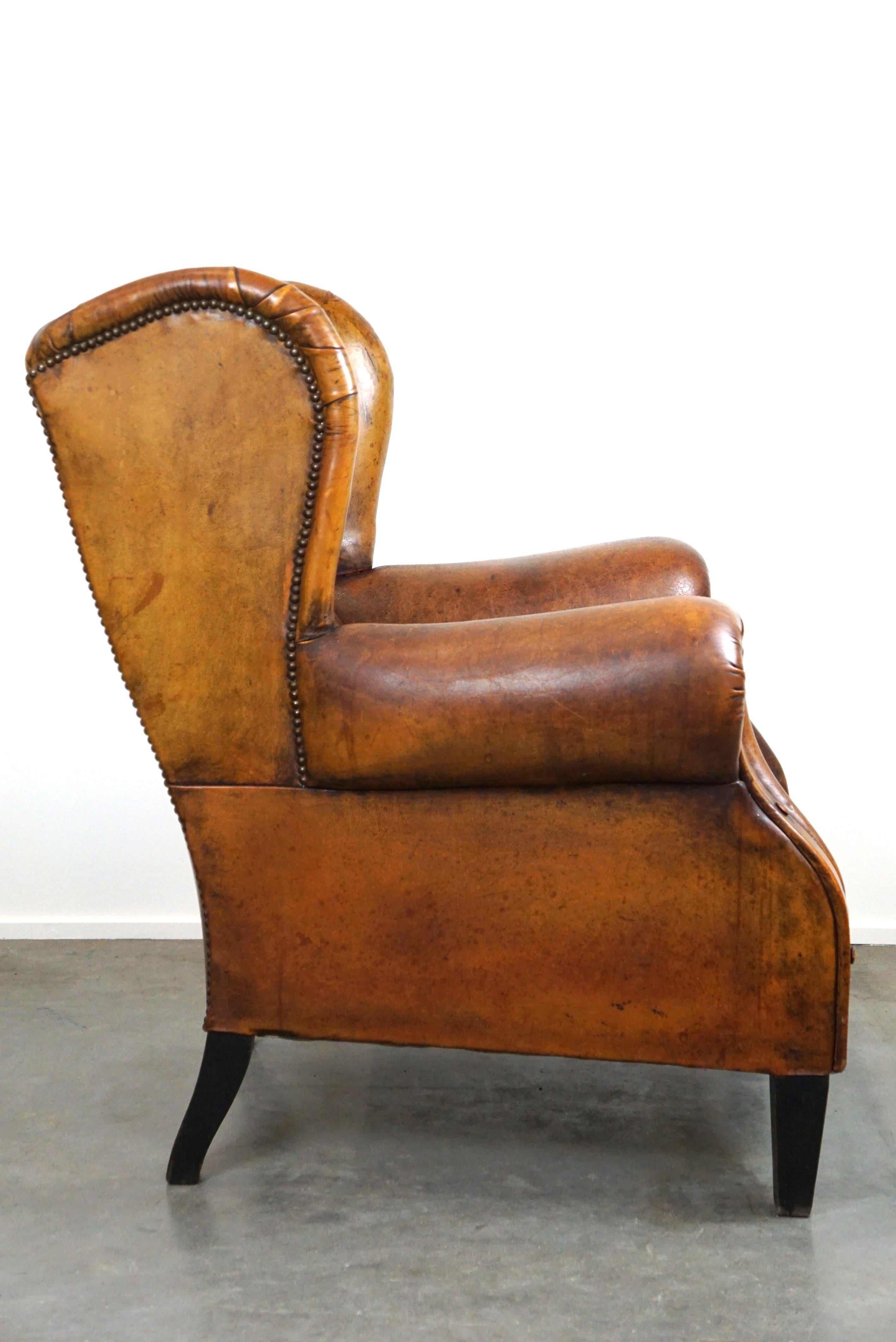 Romantique Fauteuil irrésistible à dossier à oreilles en cuir de mouton ancien avec les plus belles couleurs en vente
