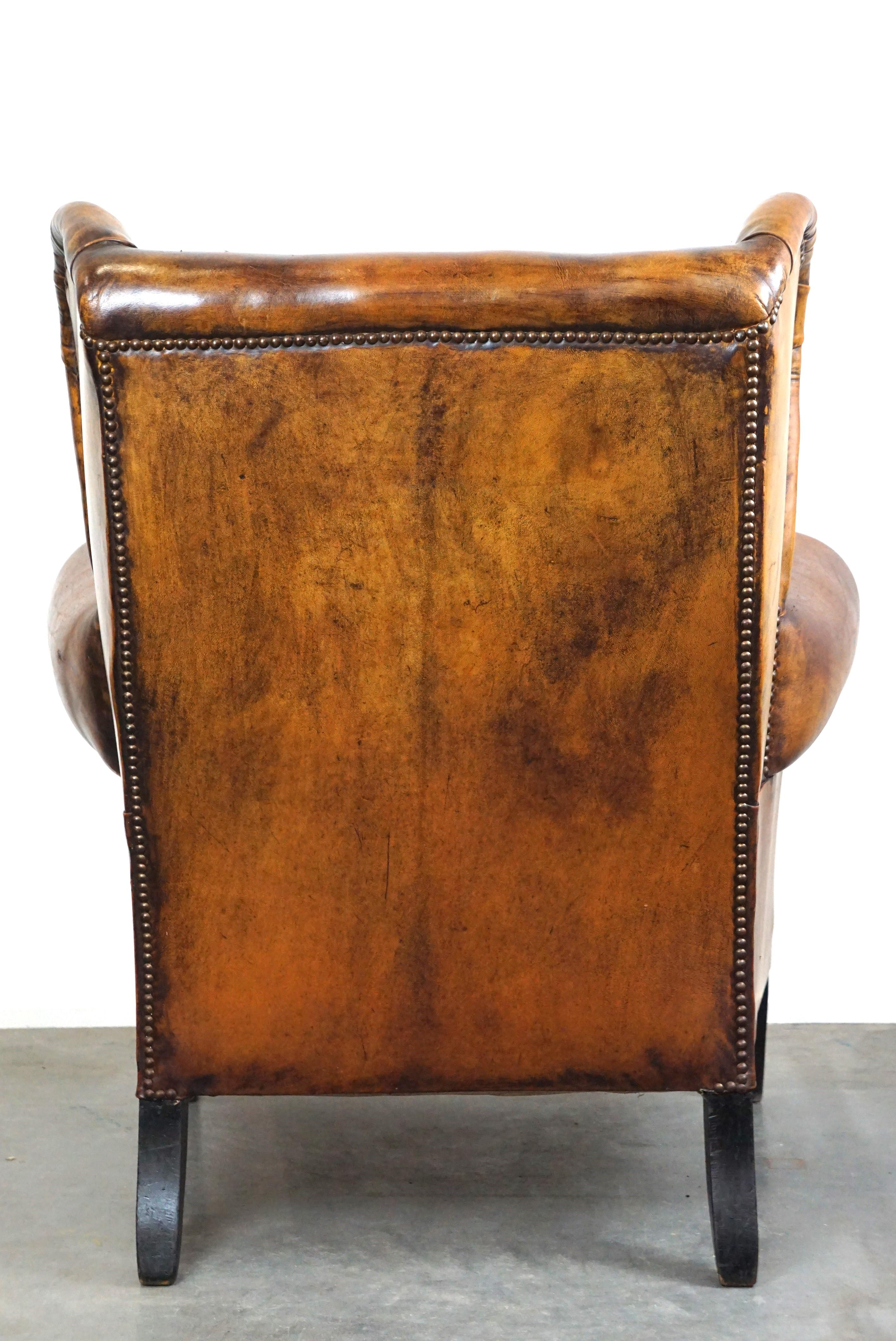 Fauteuil irrésistible à dossier à oreilles en cuir de mouton ancien avec les plus belles couleurs Bon état - En vente à Harderwijk, NL