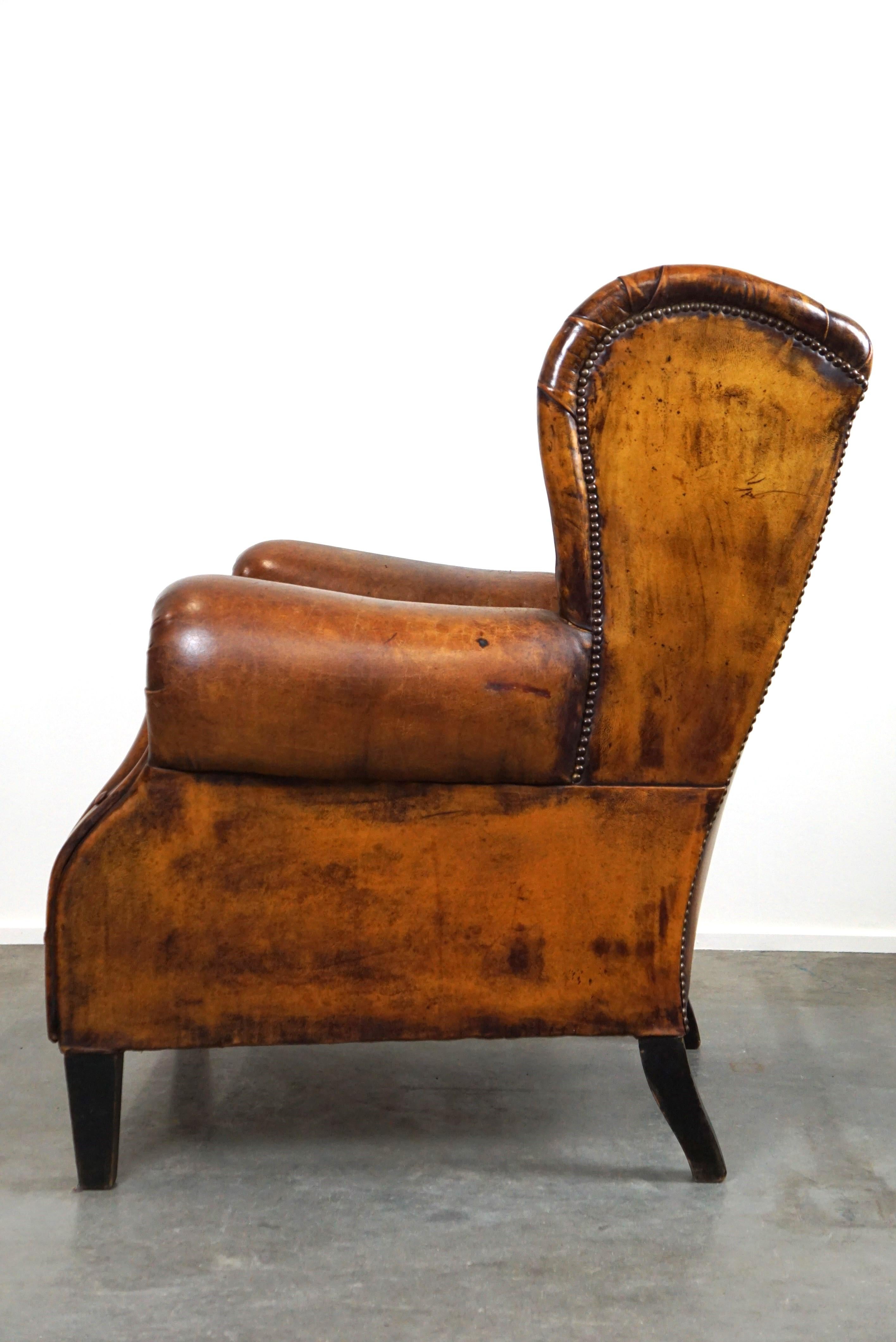 Milieu du XXe siècle Fauteuil irrésistible à dossier à oreilles en cuir de mouton ancien avec les plus belles couleurs en vente