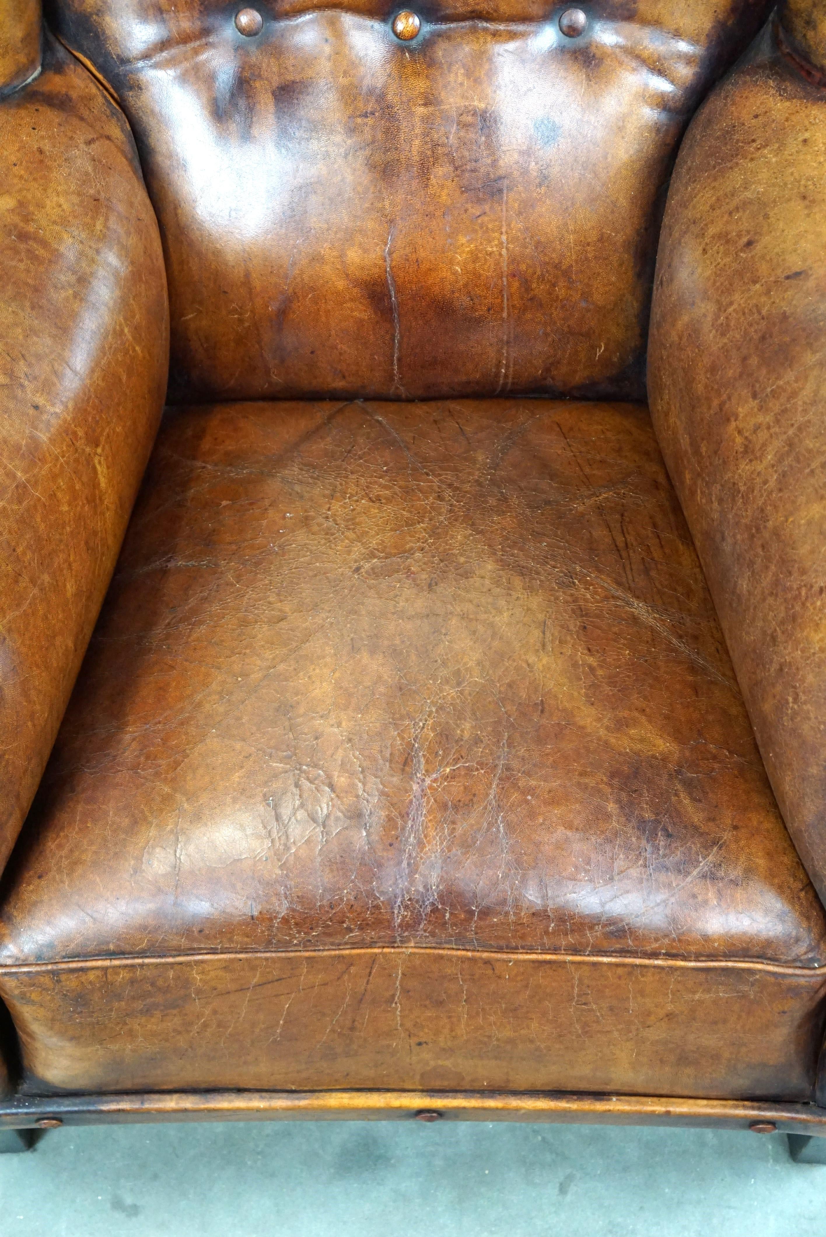 Cuir Fauteuil irrésistible à dossier à oreilles en cuir de mouton ancien avec les plus belles couleurs en vente