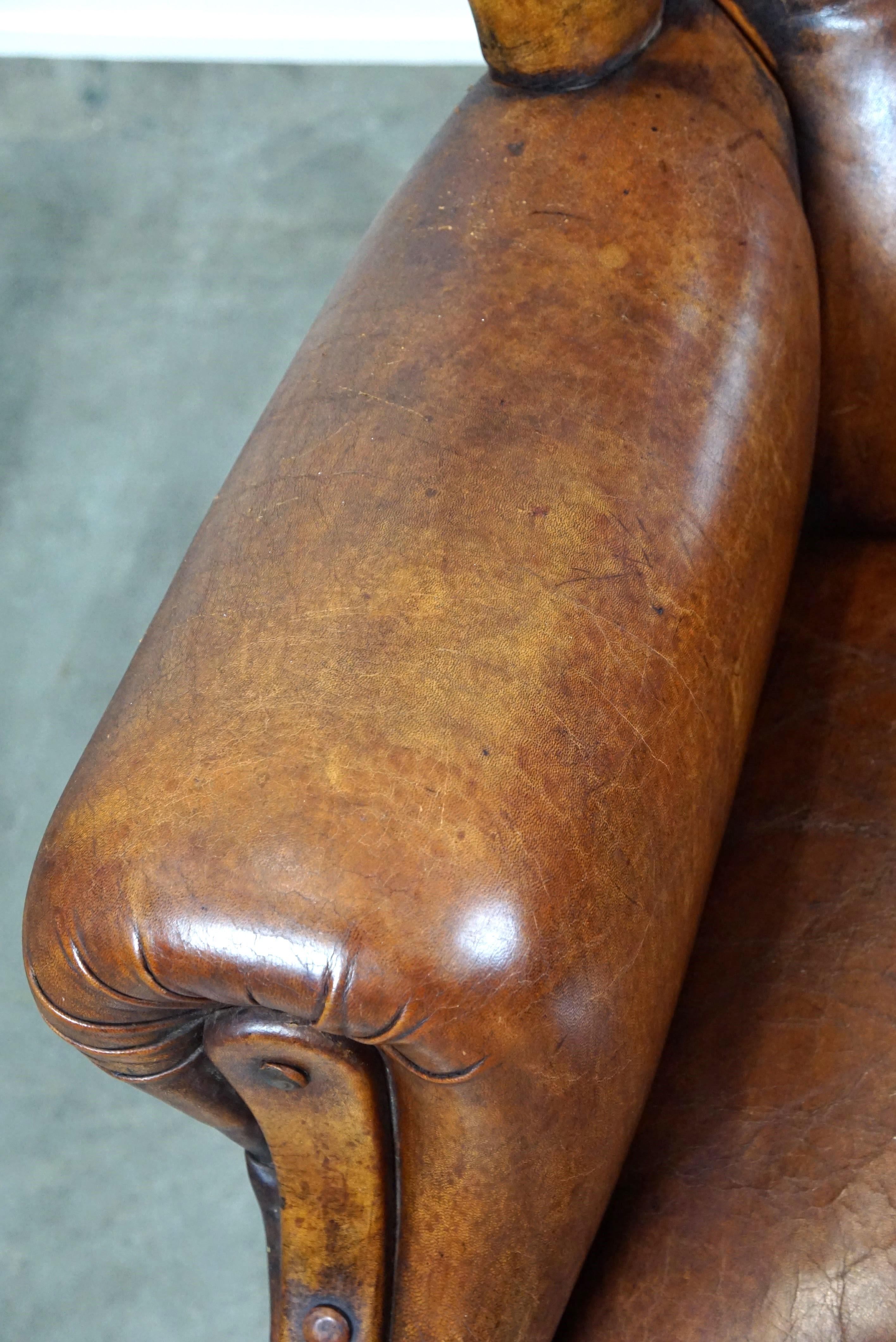 Fauteuil irrésistible à dossier à oreilles en cuir de mouton ancien avec les plus belles couleurs en vente 1