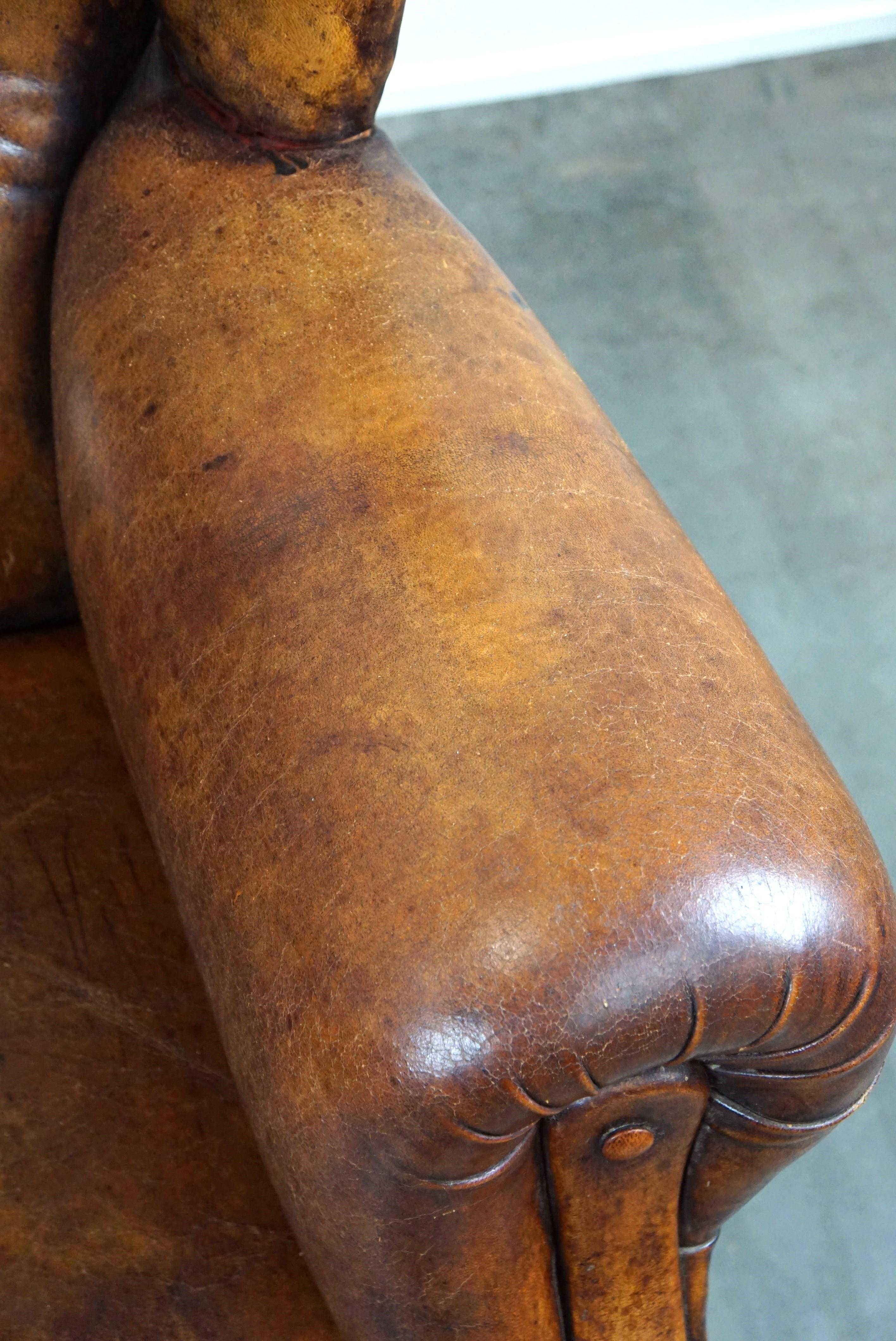 Fauteuil irrésistible à dossier à oreilles en cuir de mouton ancien avec les plus belles couleurs en vente 2
