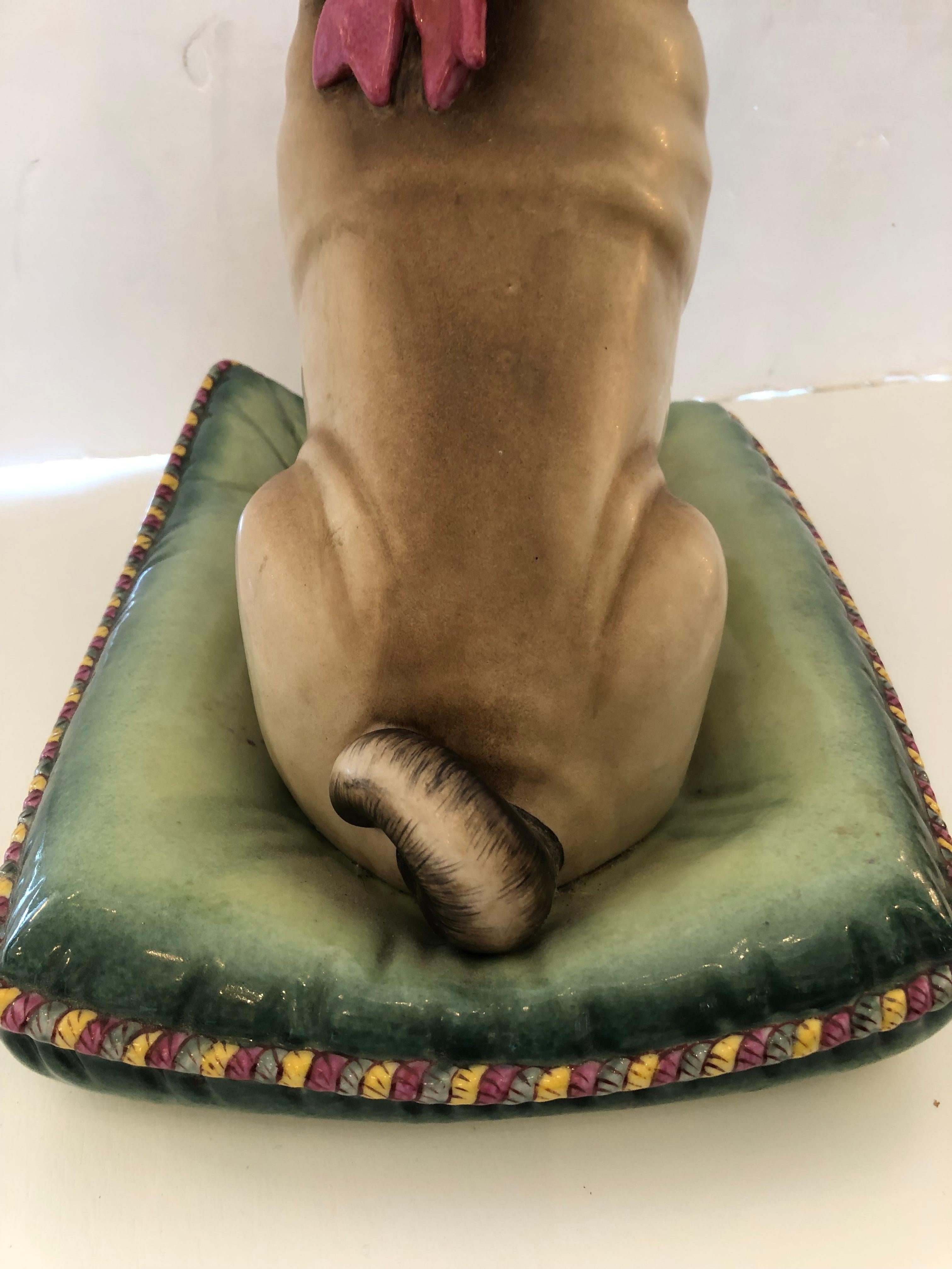 Irresistible carlino sobre una almohada Escultura de sobremesa vintage mediados del siglo XX en venta