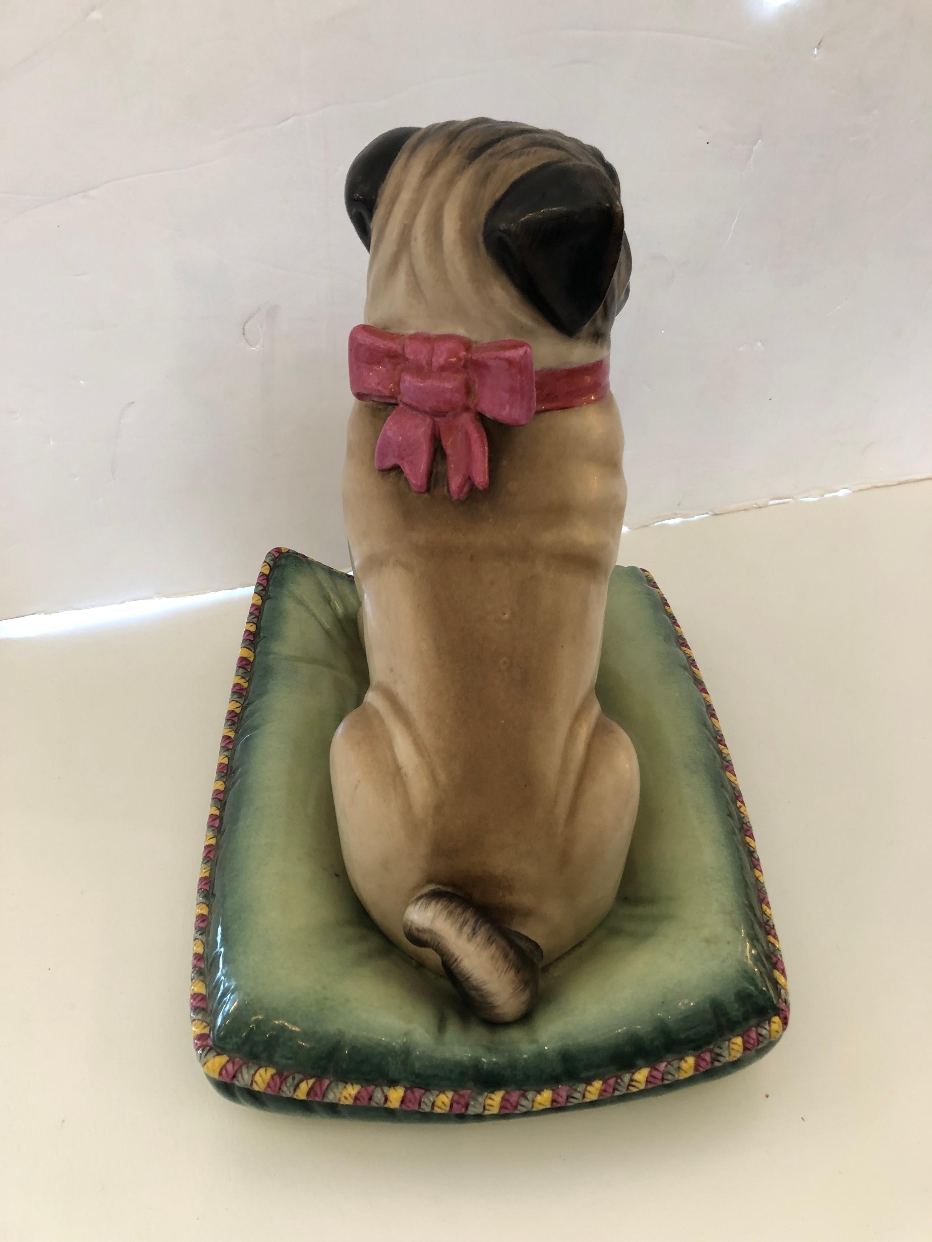 Irresistible carlino sobre una almohada Escultura de sobremesa vintage Cerámico en venta
